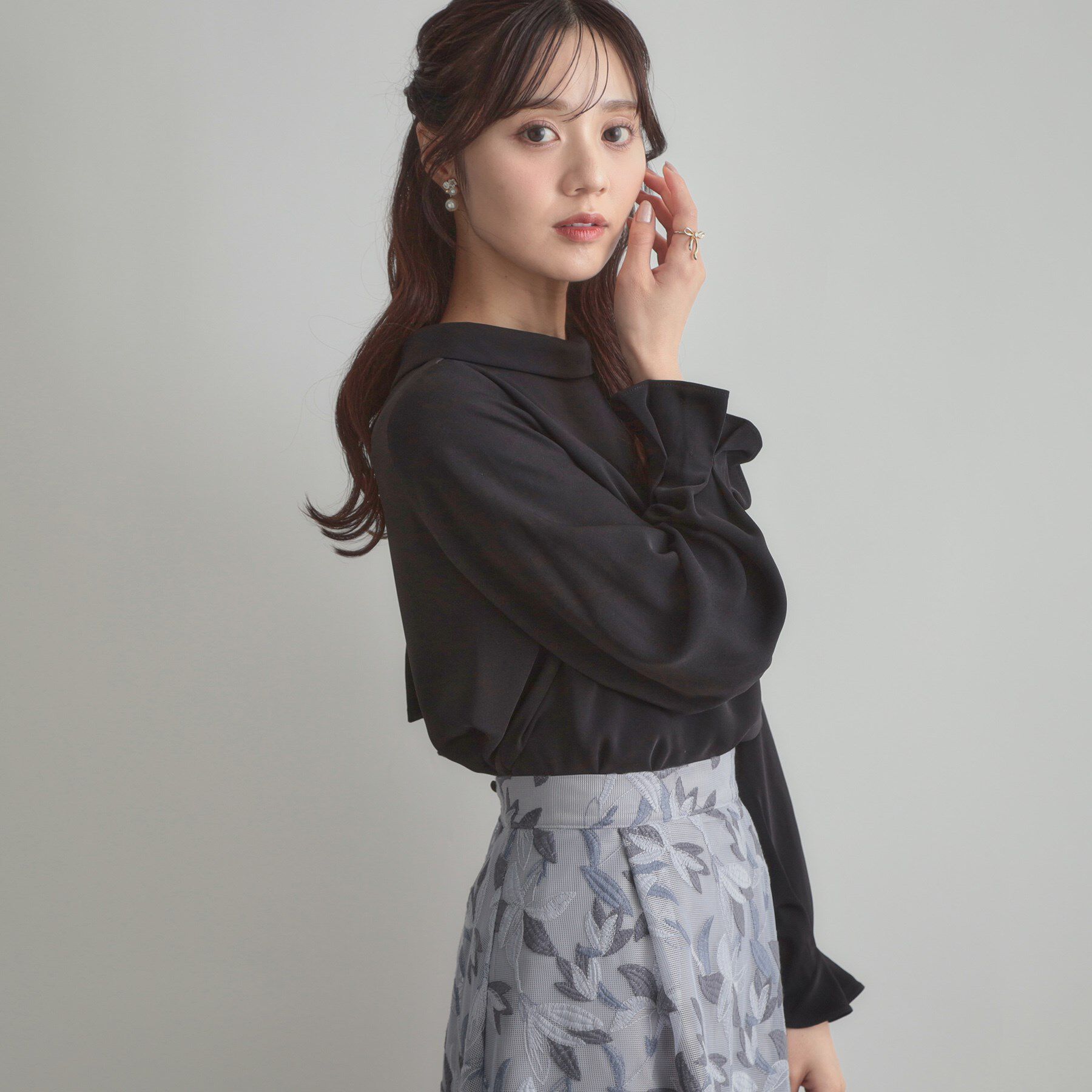 Couture broach「【大人可愛い・通勤】ロールカラーバックリボンブラウス」|シャツ・ブラウス|