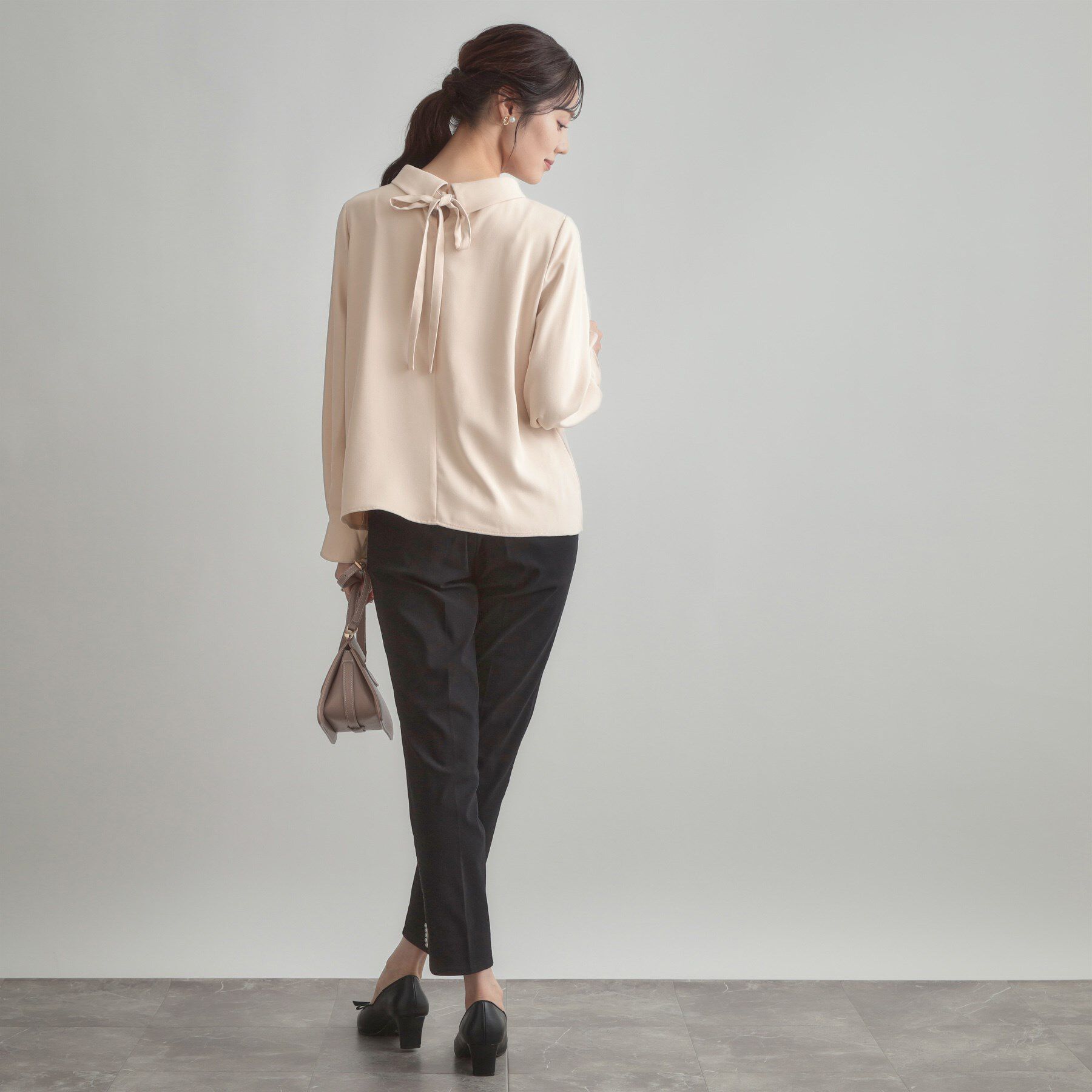 Couture broach「【大人可愛い・通勤】ロールカラーバックリボンブラウス」|シャツ・ブラウス|
