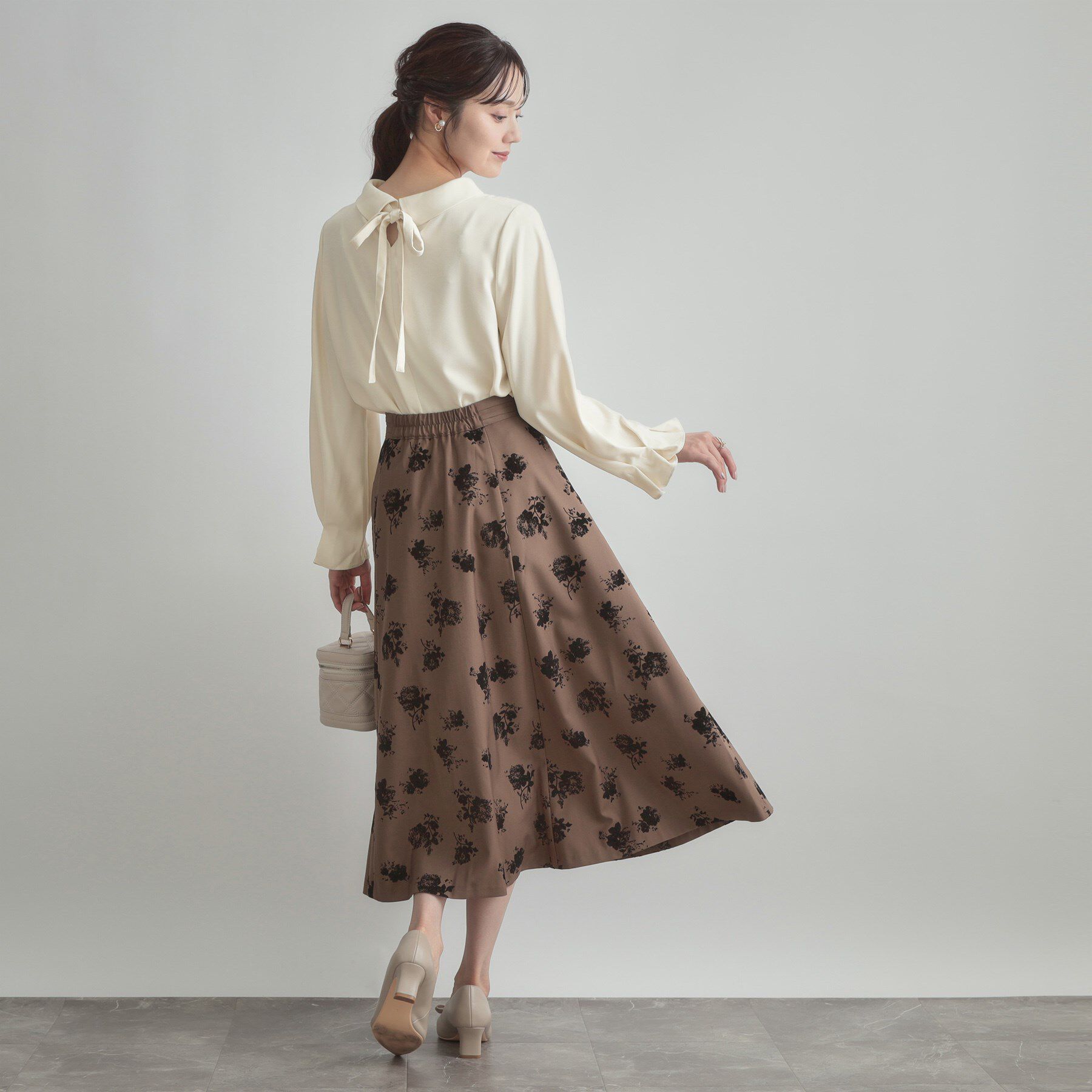 Couture broach「【大人可愛い・通勤】ロールカラーバックリボンブラウス」|シャツ・ブラウス|