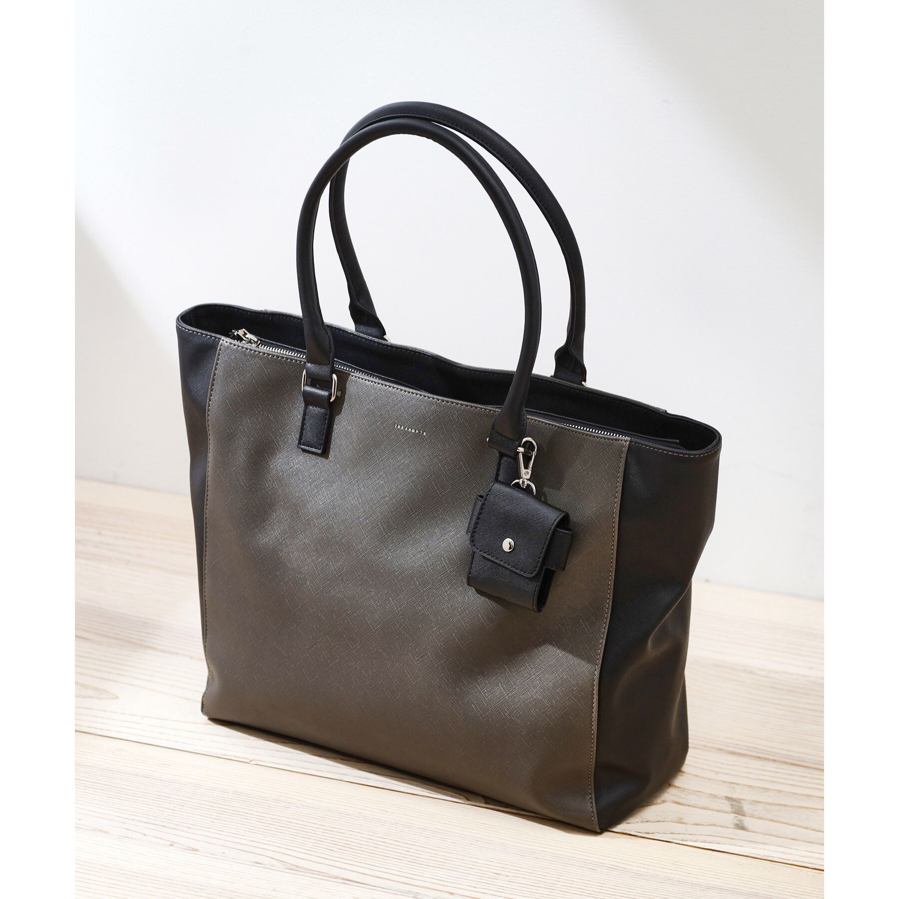 THE SHOP TK「【A4サイズ／ビジネスでも使える】合皮トートバッグ イヤホンケース付き」|トートバッグ|チャコールグレー(5