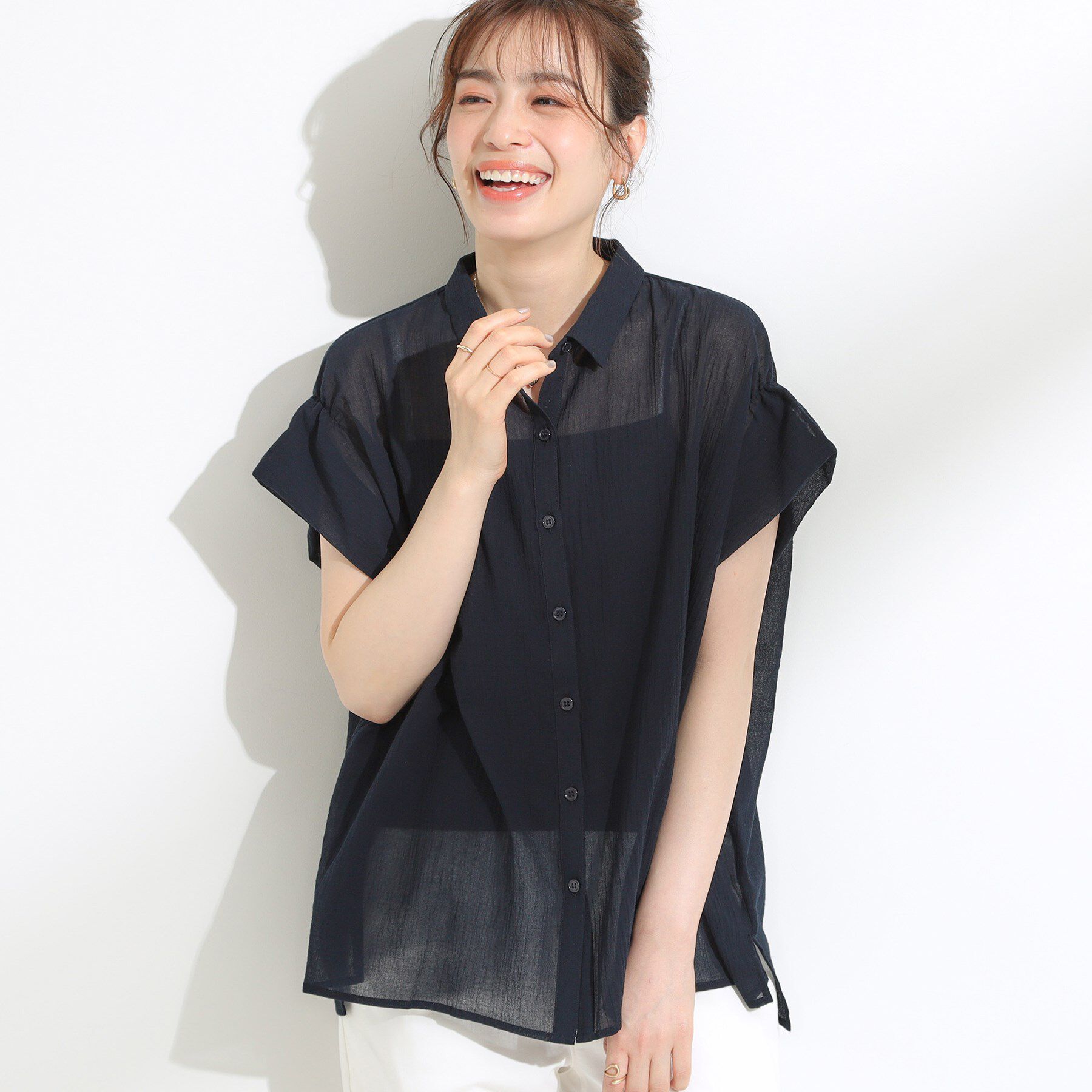 SHOO･LA･RUE「【S-LL】さらシャリコットン 上品なシアー感のフロントボタンシャツ」|シャツ・ブラウス|ネイビー(094)