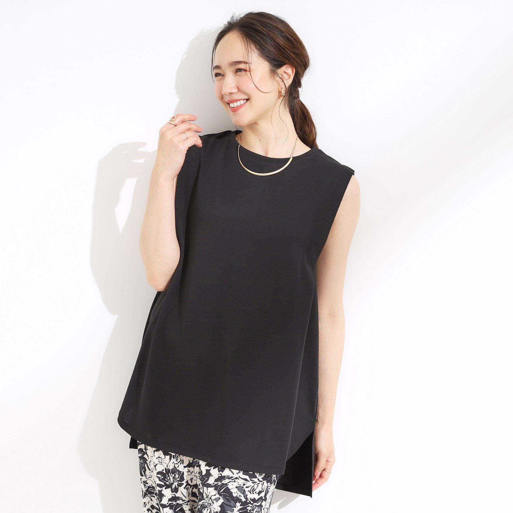 SHOO･LA･RUE「【汗ジミ軽減/ひんやり/UV】大人のヘルシーな着こなしに タックノースリーブチュニック」|チュニック|