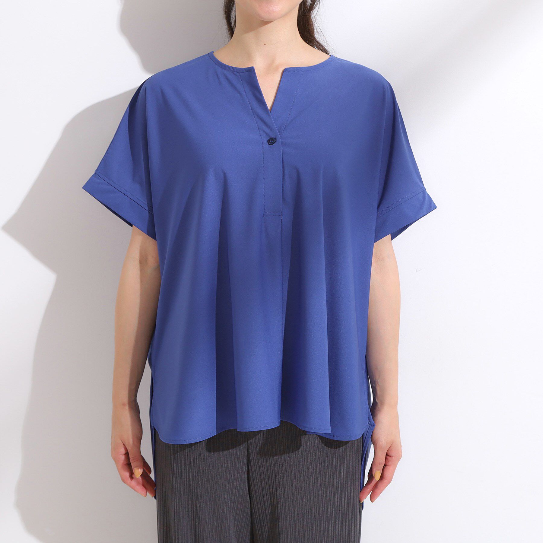 SHOO･LA･RUE「【S-LL】さらりとしたタッチが上品見え ワンボタンデザイン トップス」|Tシャツ・カットソー|