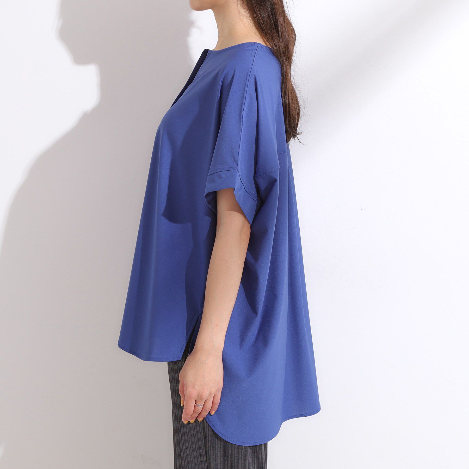 SHOO･LA･RUE「【S-LL】さらりとしたタッチが上品見え ワンボタンデザイン トップス」|Tシャツ・カットソー|