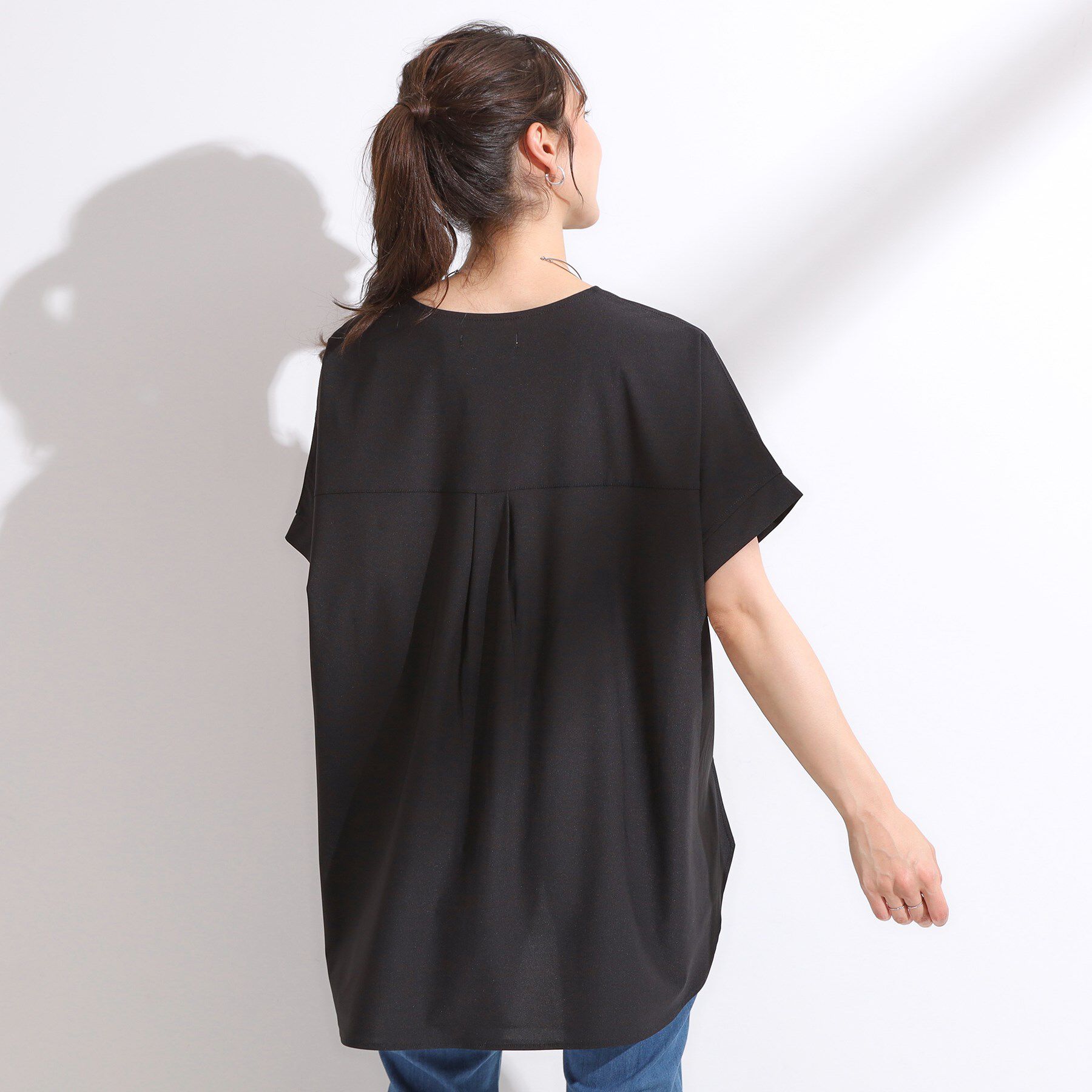 SHOO･LA･RUE「【S-LL】さらりとしたタッチが上品見え ワンボタンデザイン トップス」|Tシャツ・カットソー|