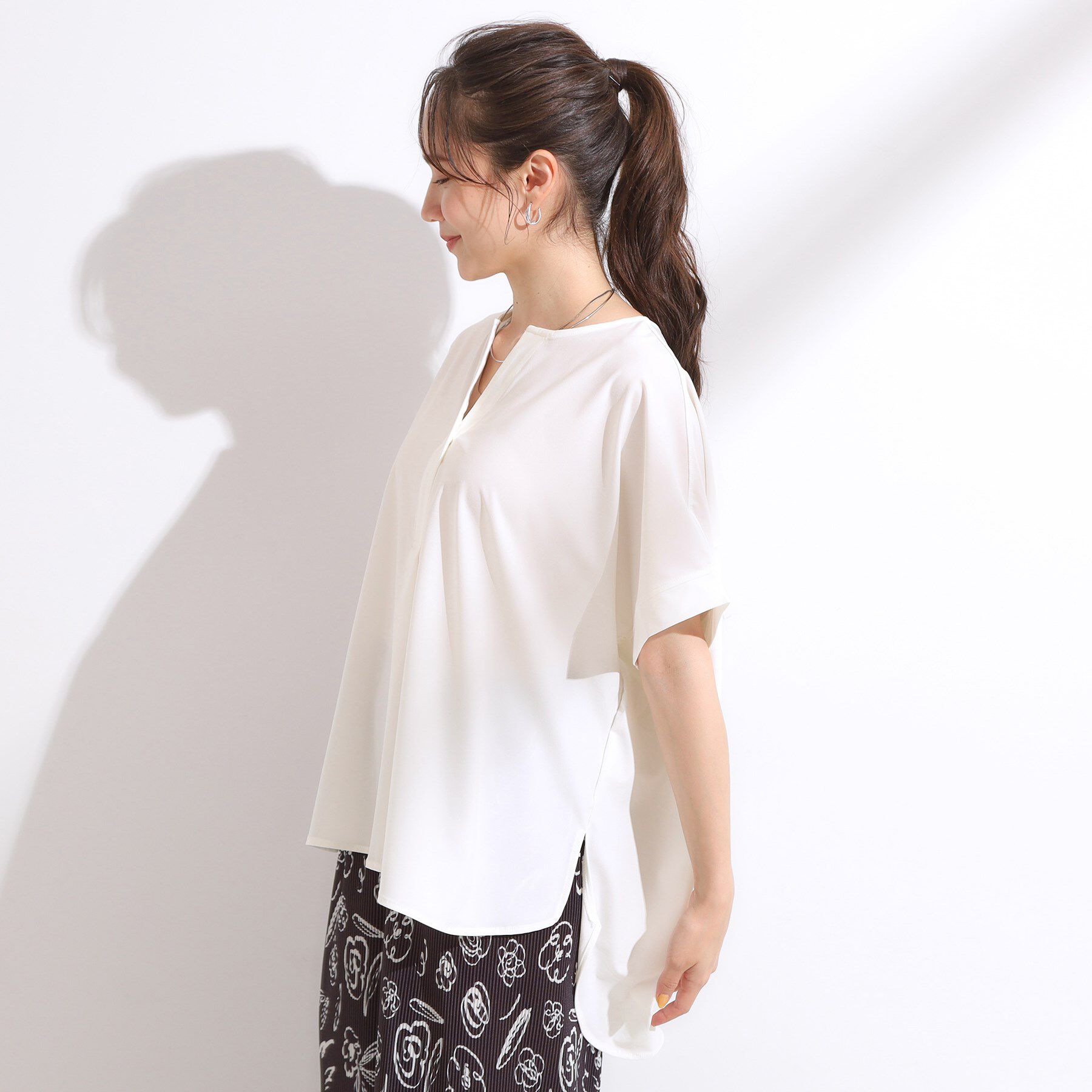 SHOO･LA･RUE「【S-LL】さらりとしたタッチが上品見え ワンボタンデザイン トップス」|Tシャツ・カットソー|