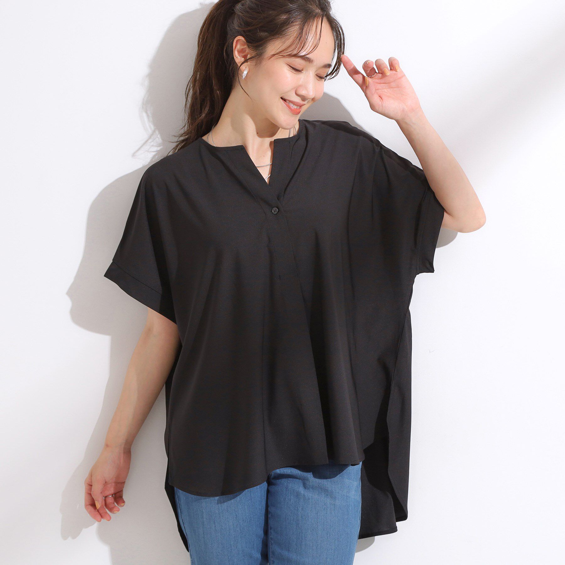 SHOO･LA･RUE「【S-LL】さらりとしたタッチが上品見え ワンボタンデザイン トップス」|Tシャツ・カットソー|ブラック(019)