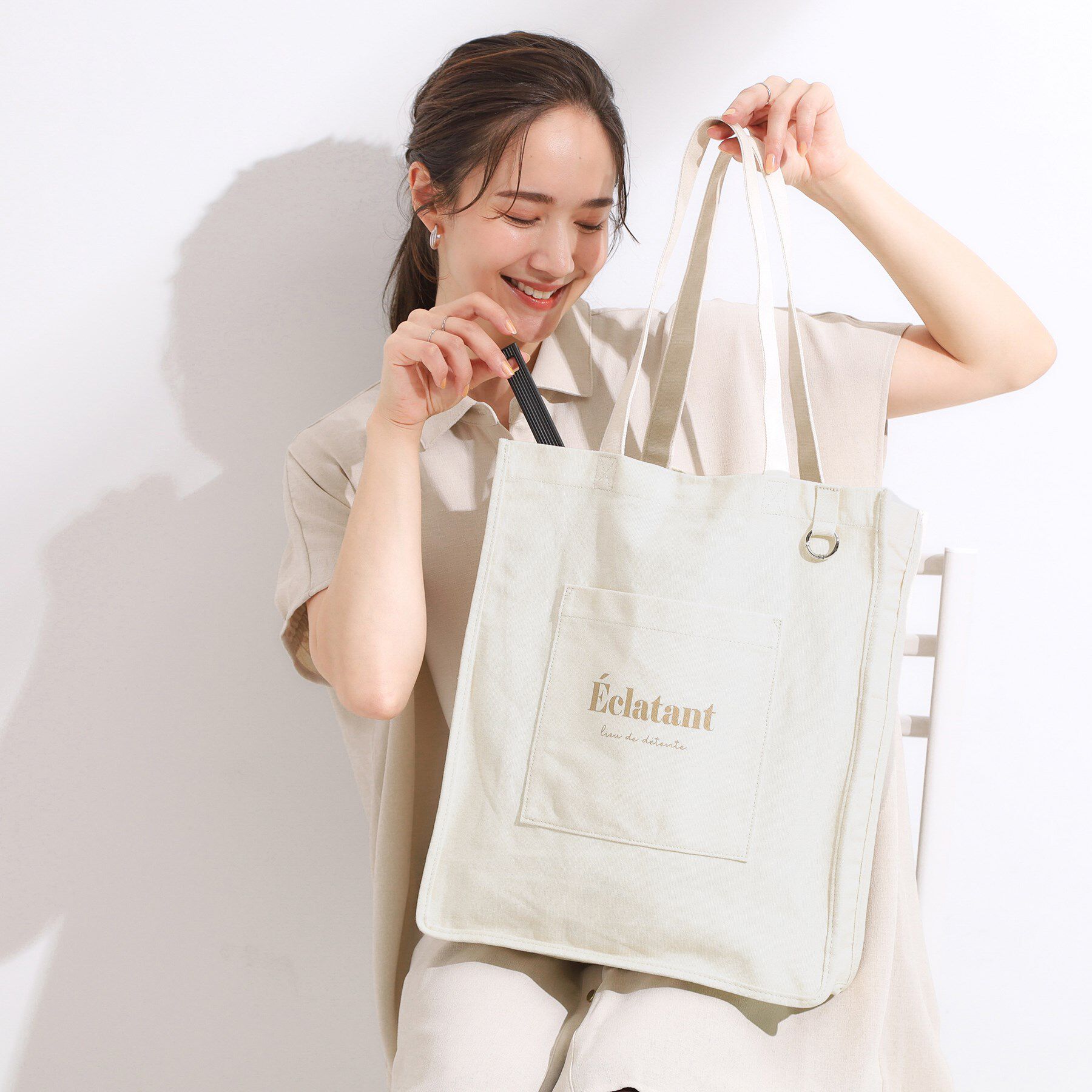 SHOO･LA･RUE「【ラッキーカラー/推し活にも】うちわも入るキャンバストートバッグ」|トートバッグ|