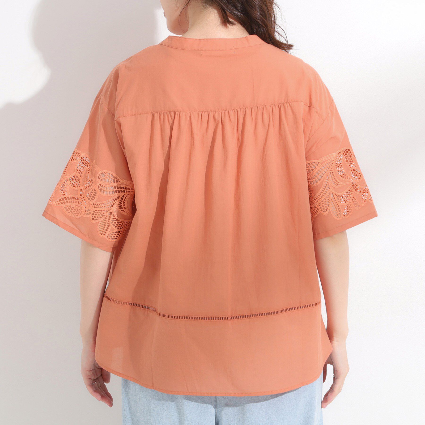 SHOO･LA･RUE「【S-LL/6分袖】レースデザインで華やか見え お袖刺繍ブラウス」|シャツ・ブラウス|