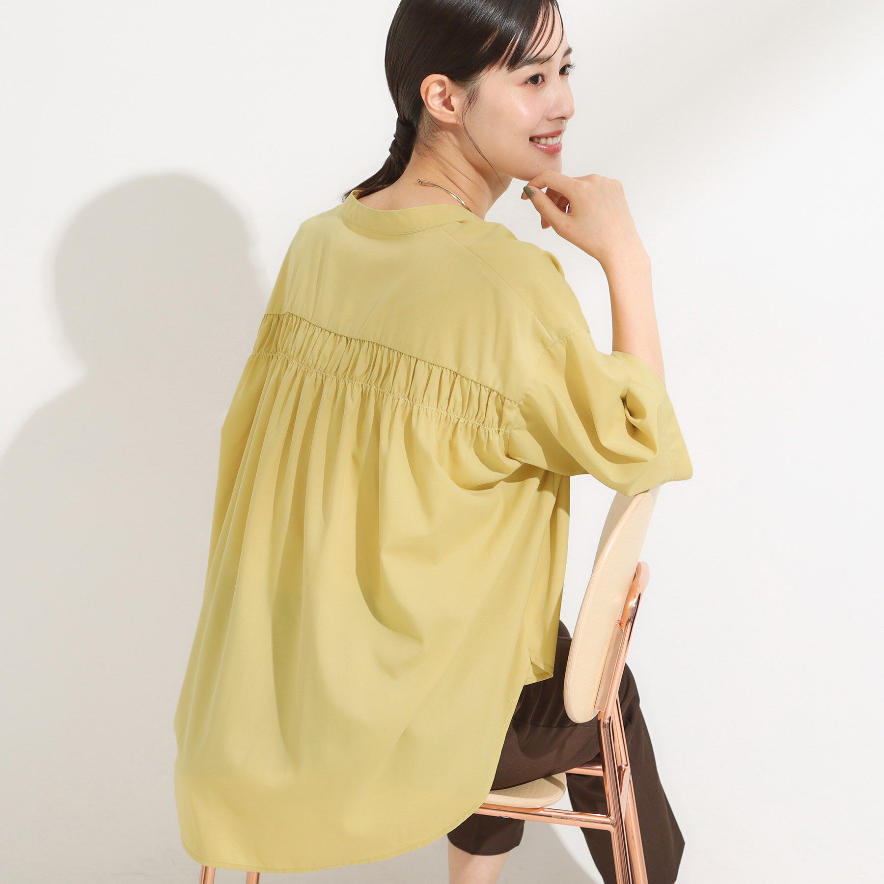 SHOO･LA･RUE「【S-LL/洗濯後しわになりにくい】バックギャザーがアクセント スッキパーブラウス」|シャツ・ブラウス|イエロー(031)