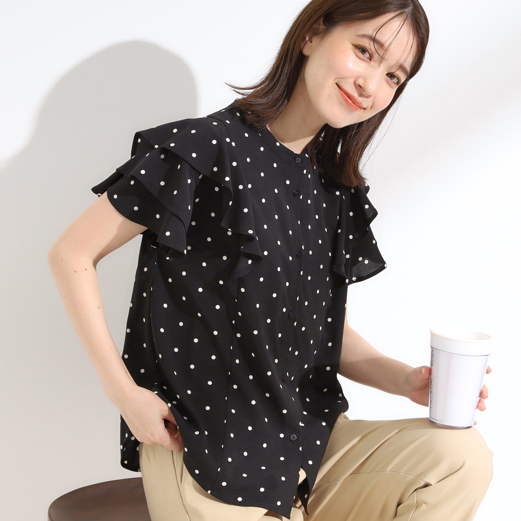 SHOO･LA･RUE「【無地/ドット柄】お袖フリルが華やぐ きれいめブラウス」|シャツ・ブラウス|ブラック(119)