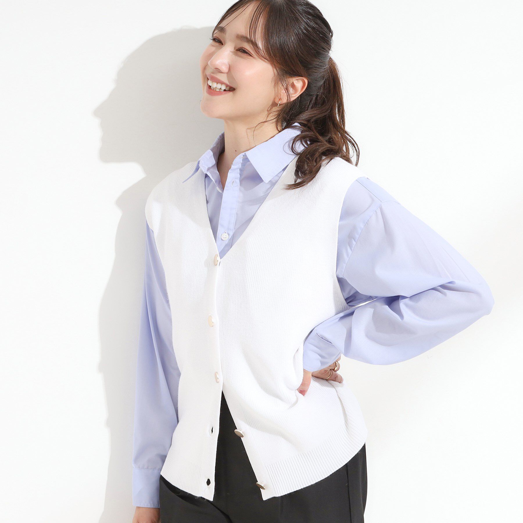 SHOO･LA･RUE「【S-LL】ゴールドボタンが上品 大人のニットベスト」|ベスト・ジレ|オフホワイト(003