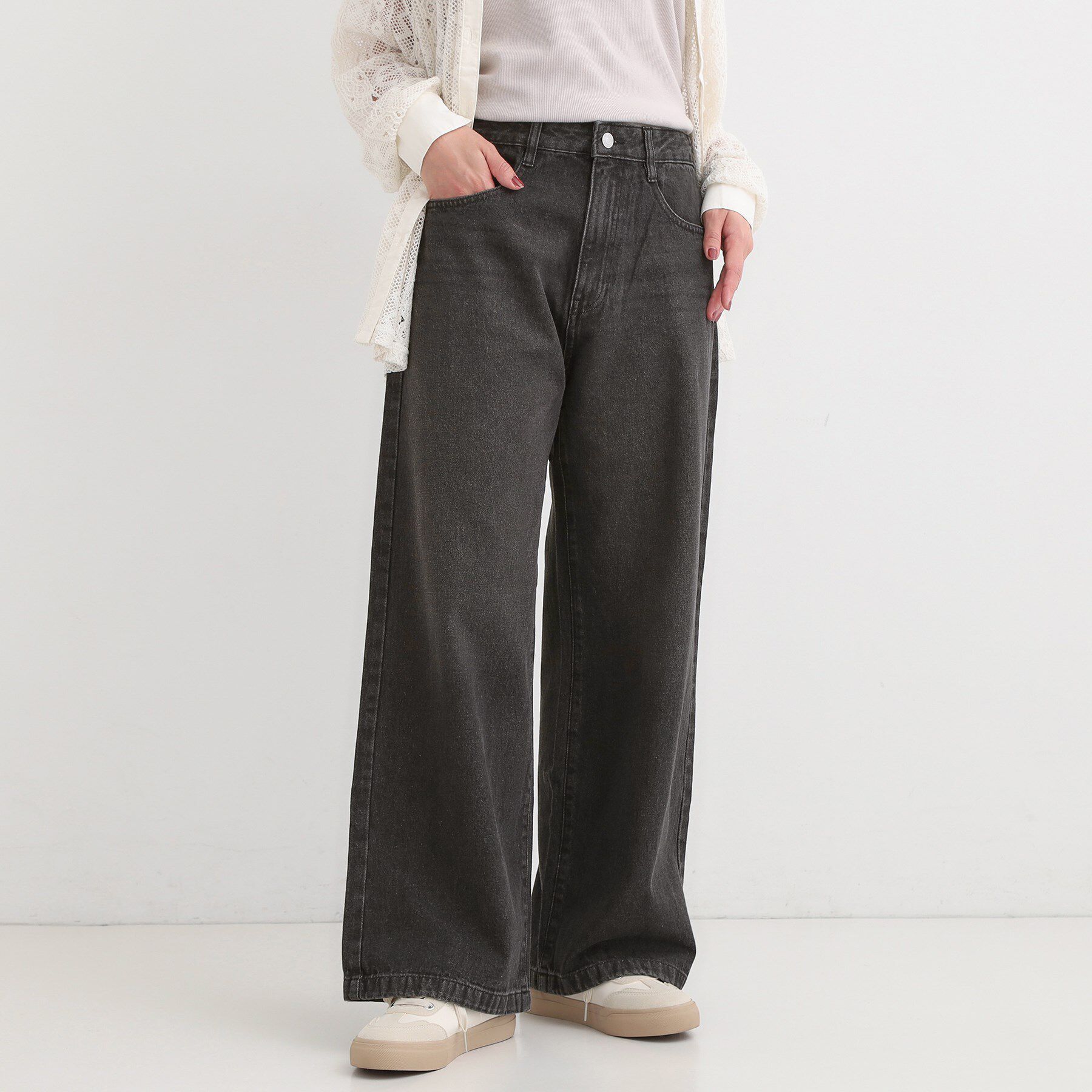 SHOO･LA･RUE「【S-LL】脚のラインを拾いにくい デニムワイドパンツ」|デニム|ブラック(019)