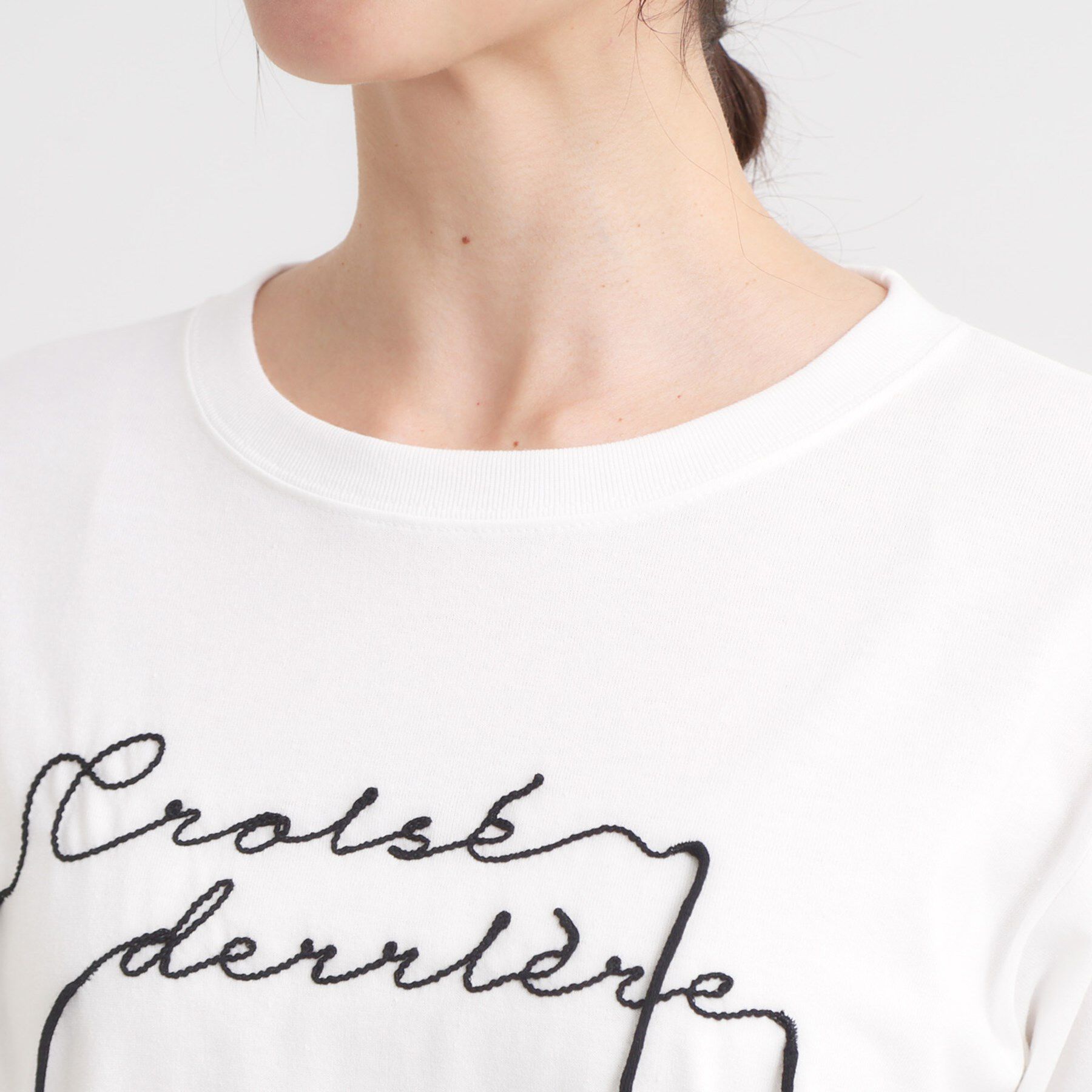 SHOO･LA･RUE「【洗濯機可/S-LL】周りと差がつく チェーンステッチロゴロンT」|Tシャツ・カットソー|