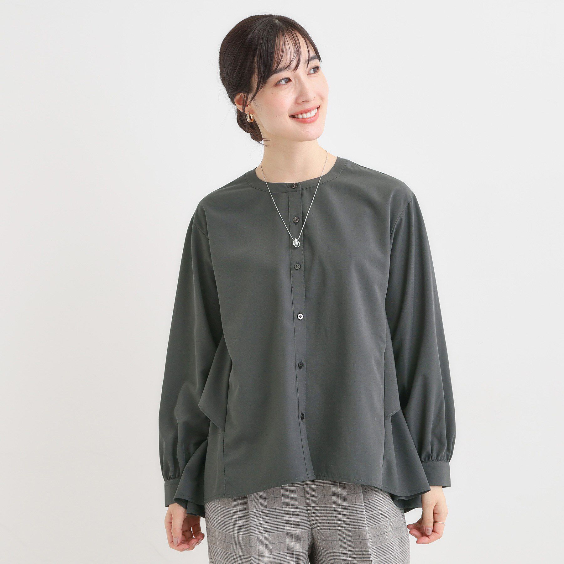 SHOO･LA･RUE「【洗濯機可/S-LL】春まで着られる バックフリルシャツ」|シャツ・ブラウス|