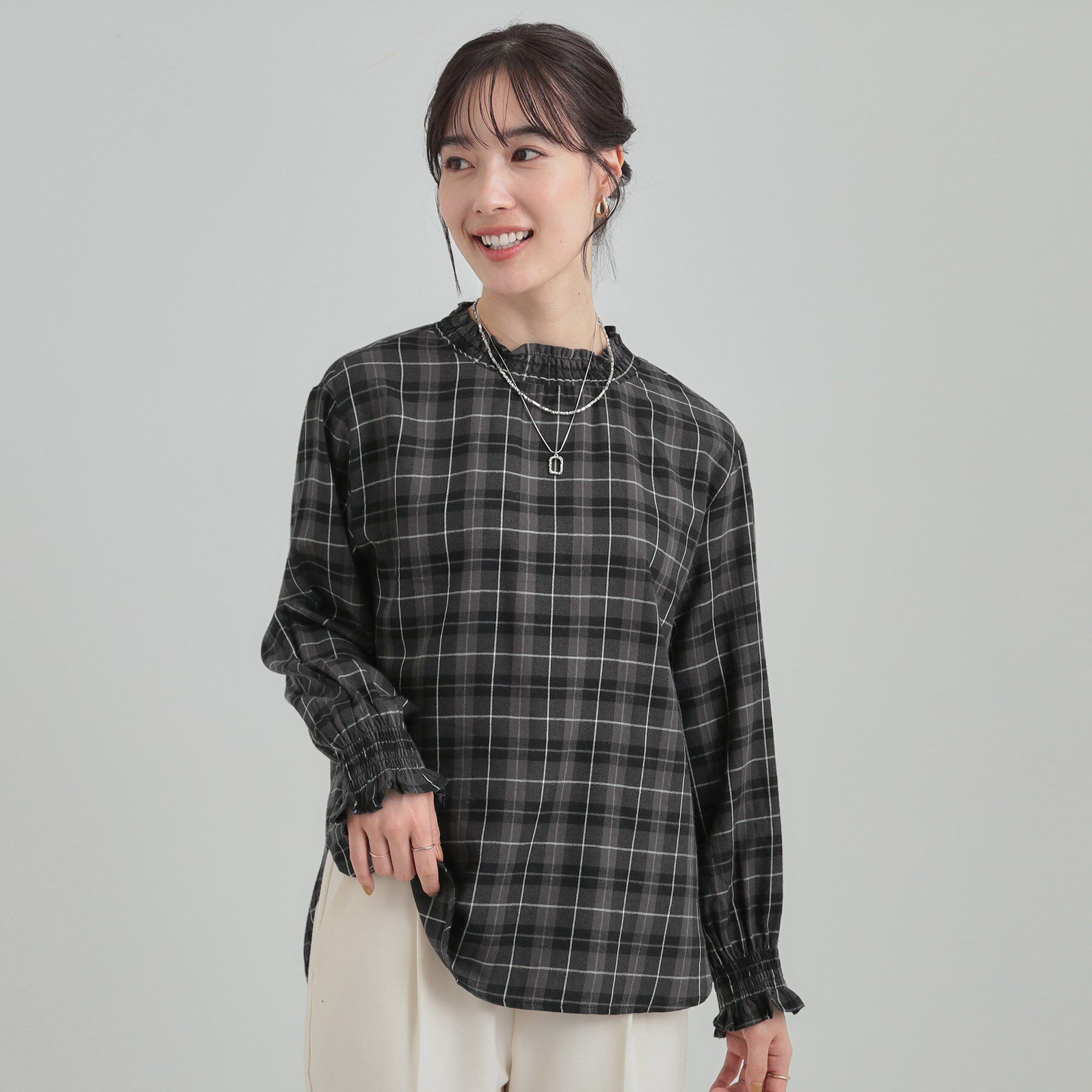 SHOO･LA･RUE「【S-LL】ギャザーネックがアクセントに ハイネックブラウス」|シャツ・ブラウス|