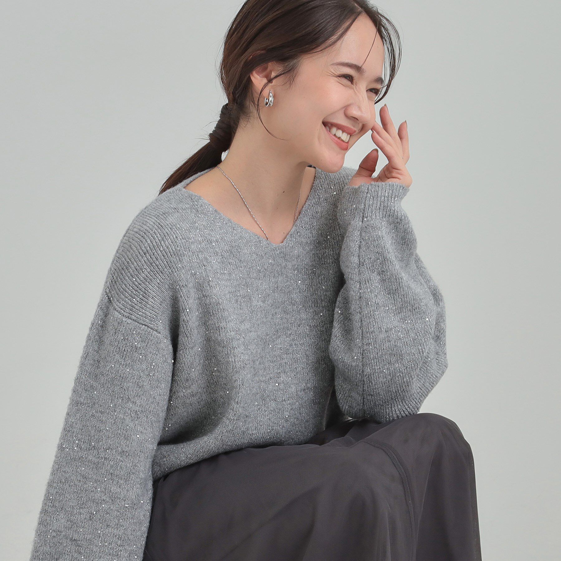 SHOO･LA･RUE「【S-LL】きらっと華やぐ　大人のスパンコールニット」|ニット・セーター|グレー(012)
