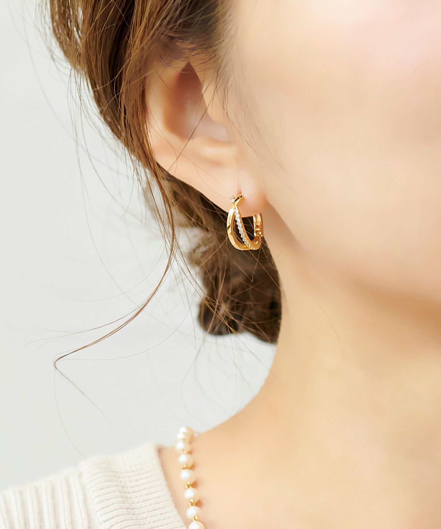 Phoebe「エレガントラインビジューフープピアス 」|ピアス|ゴールド