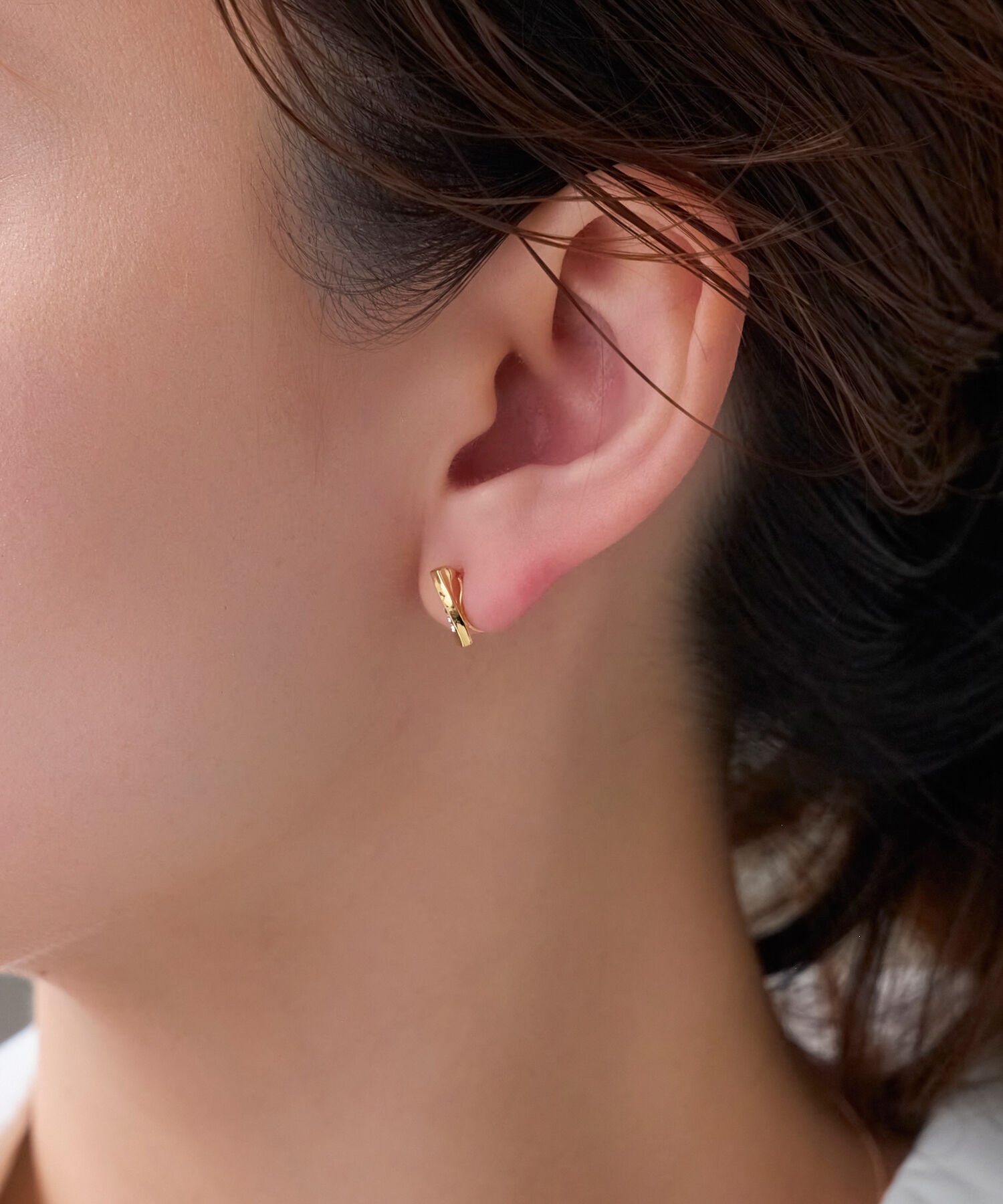 Phoebe「【痛くないシリーズ】ツイストバービジューライトフィットイヤリング　ゴールド」|イヤリング|