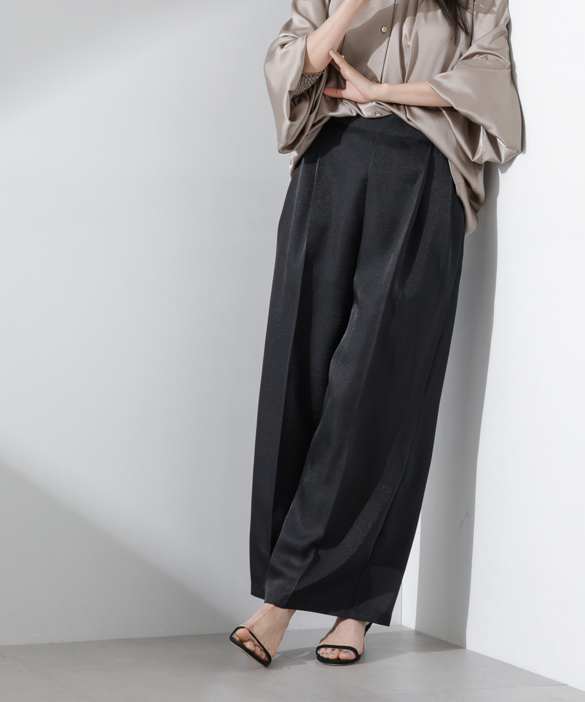 nano･universe「シアーヘムタックワイドパンツ」|チノ|ブラック