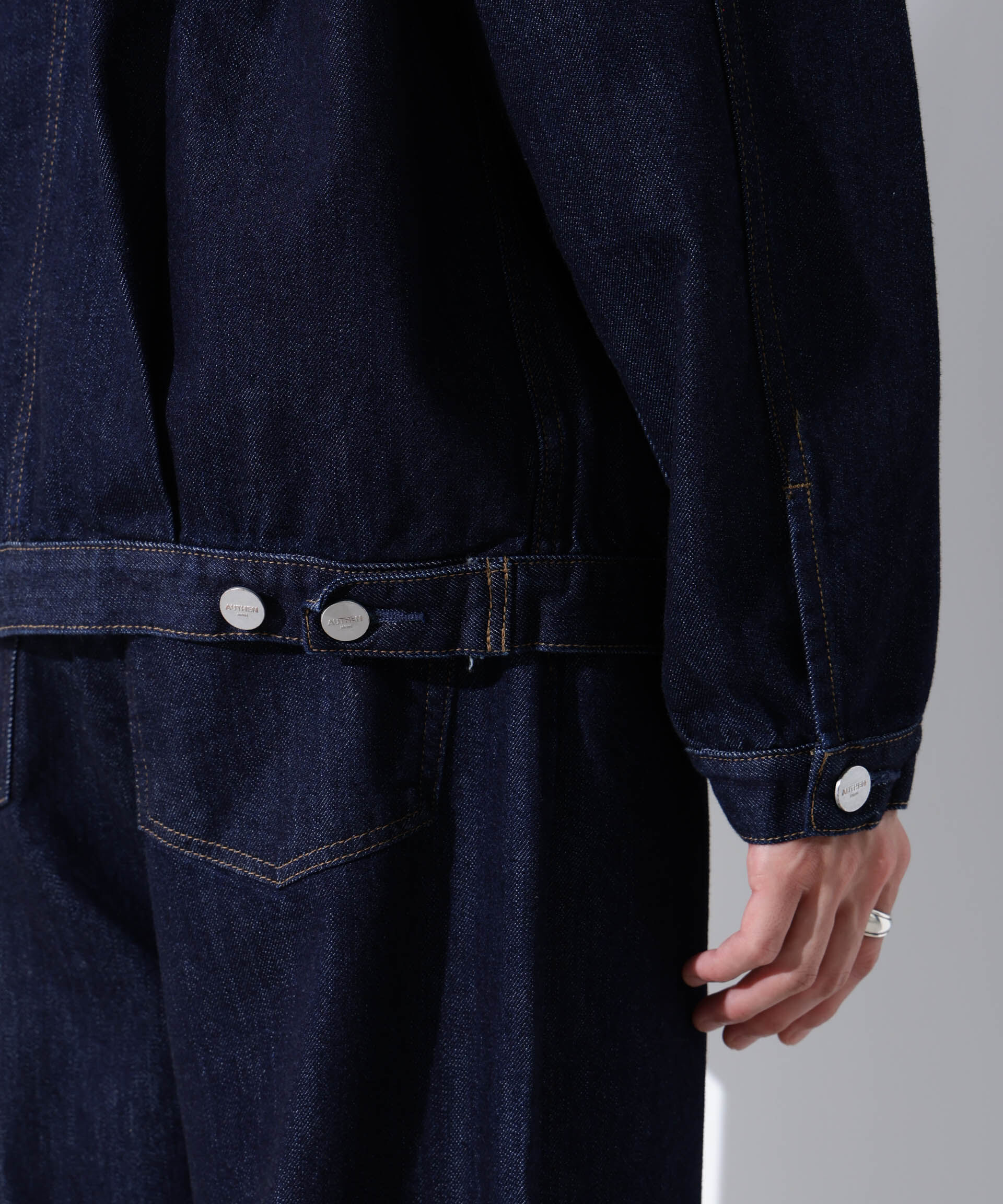 nano･universe「AUTHENコラボ SILKNIZED DENIM トラッカージャケット(セットアップ可)」|ブルゾン・スタジャン|