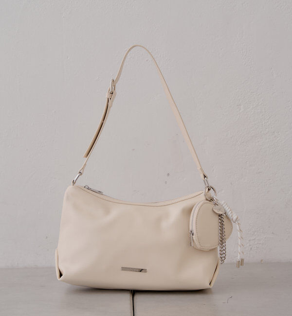  「【500mlペットボトル収納可】チャーム付きミディアムバッグ」|ショルダー・メッセンジャー|アイボリー