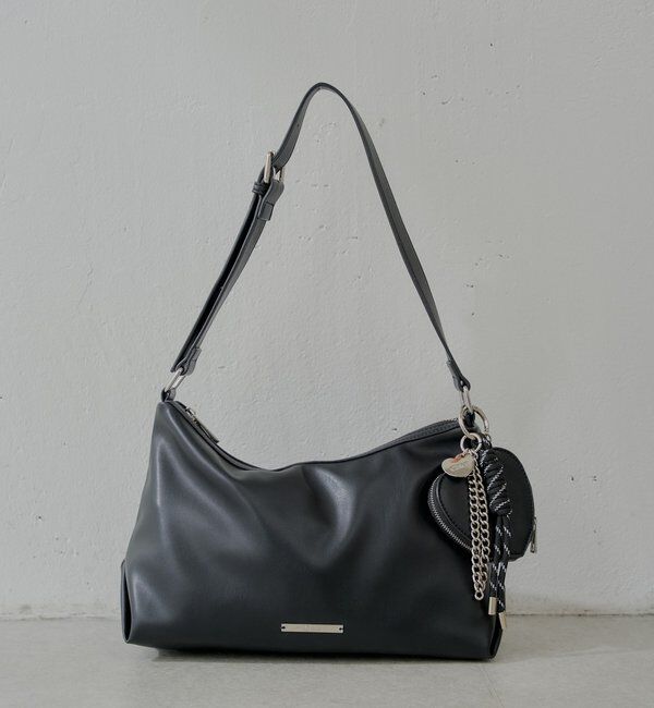  「【500mlペットボトル収納可】チャーム付きミディアムバッグ」|ショルダー・メッセンジャー|