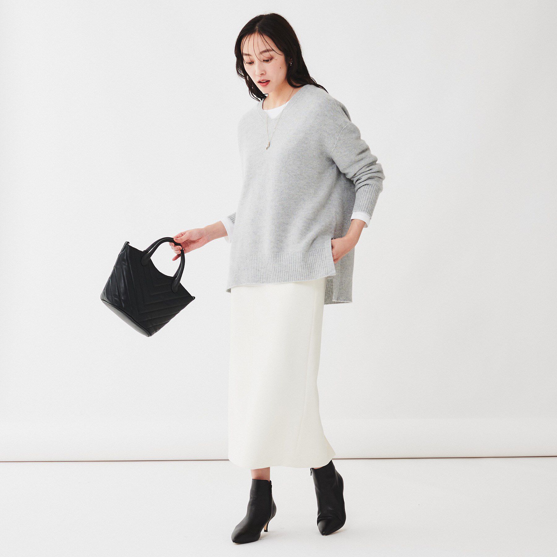 UNTITLED「【体型カバー/日本製/洗える】ウールシルクカシミヤミックス Vネックプルオーバーニット」|ニット・セーター|