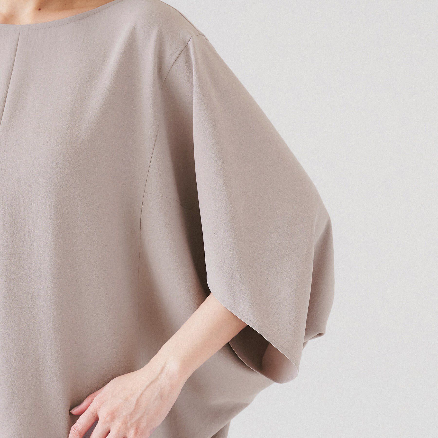 UNTITLED「【セットアップ可/接触冷感/イージーケア/体型カバー】リラクミスト モモンガブラウス」|シャツ・ブラウス|