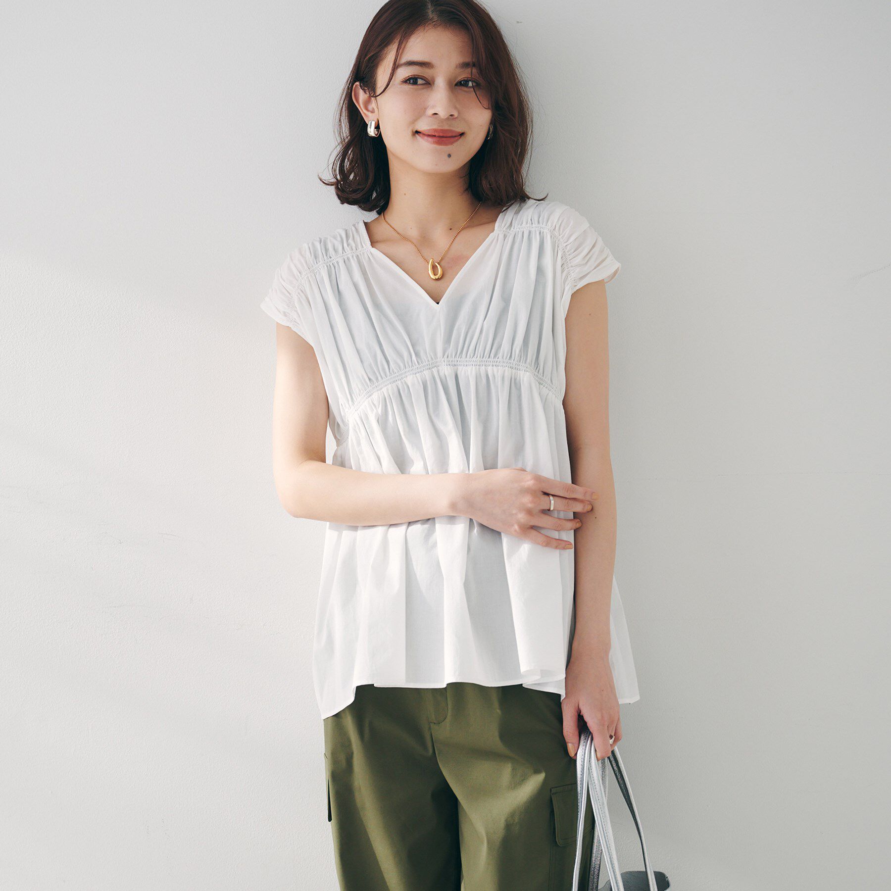 UNTITLED「【コットン100/洗える/トレンド】シャーリングブラウス」|シャツ・ブラウス|