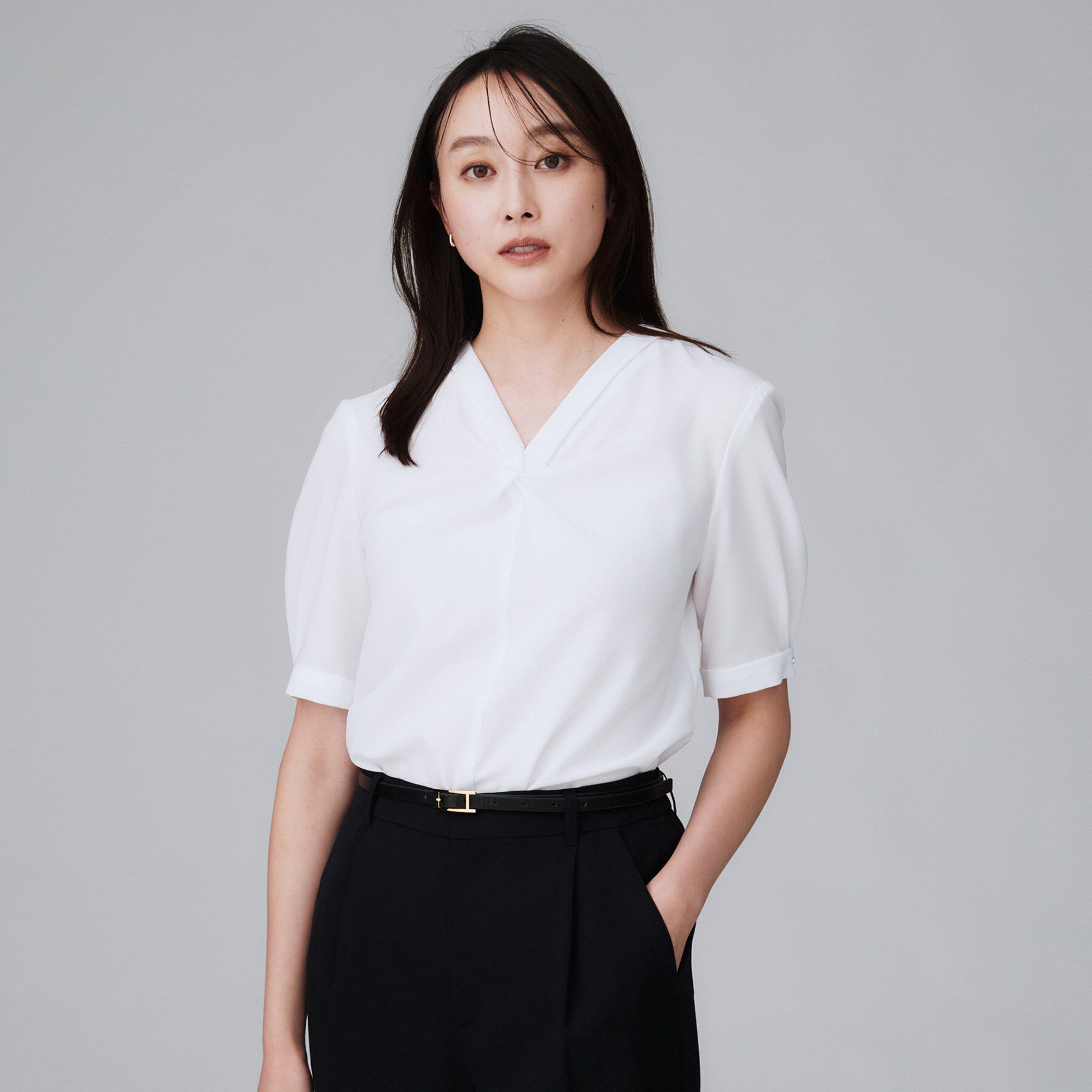 UNTITLED「【洗える/ストレッチ/通勤】Vネックブラウス」|シャツ・ブラウス|