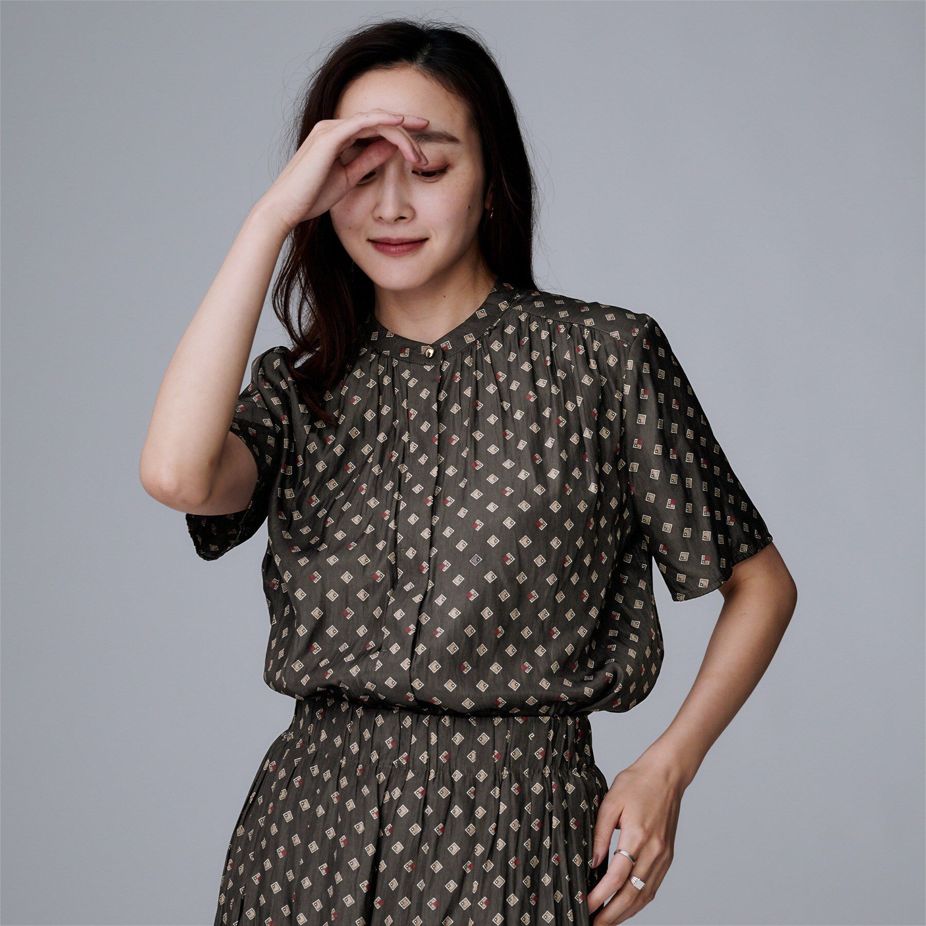 UNTITLED「【セットアップ可/リラクシー/通勤】スクエアジオメ柄ブラウス」|シャツ・ブラウス|