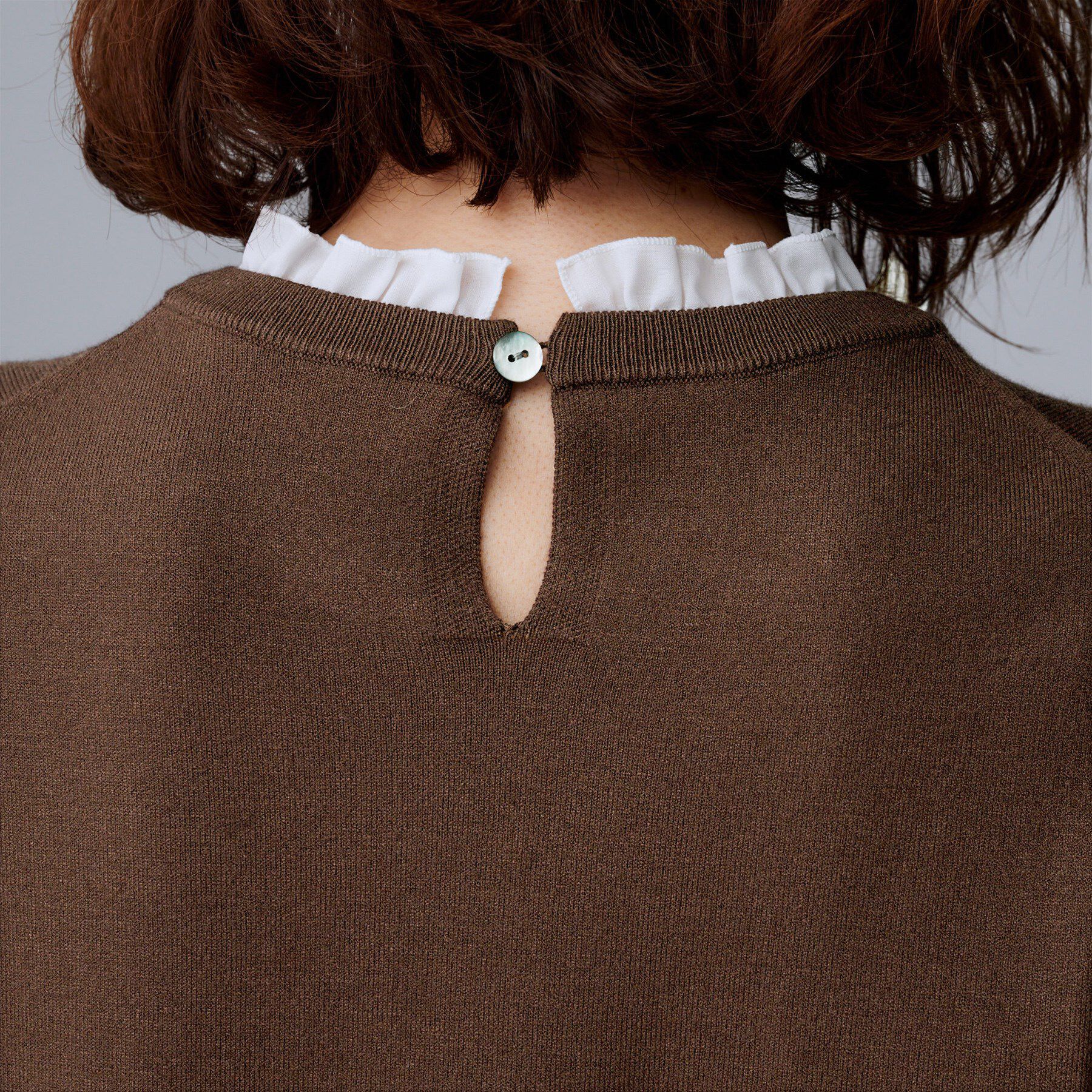 UNTITLED「【フリル取り外し可/きれいめエレガント】フリルシャツレイヤード風ニット」|ニット・セーター|