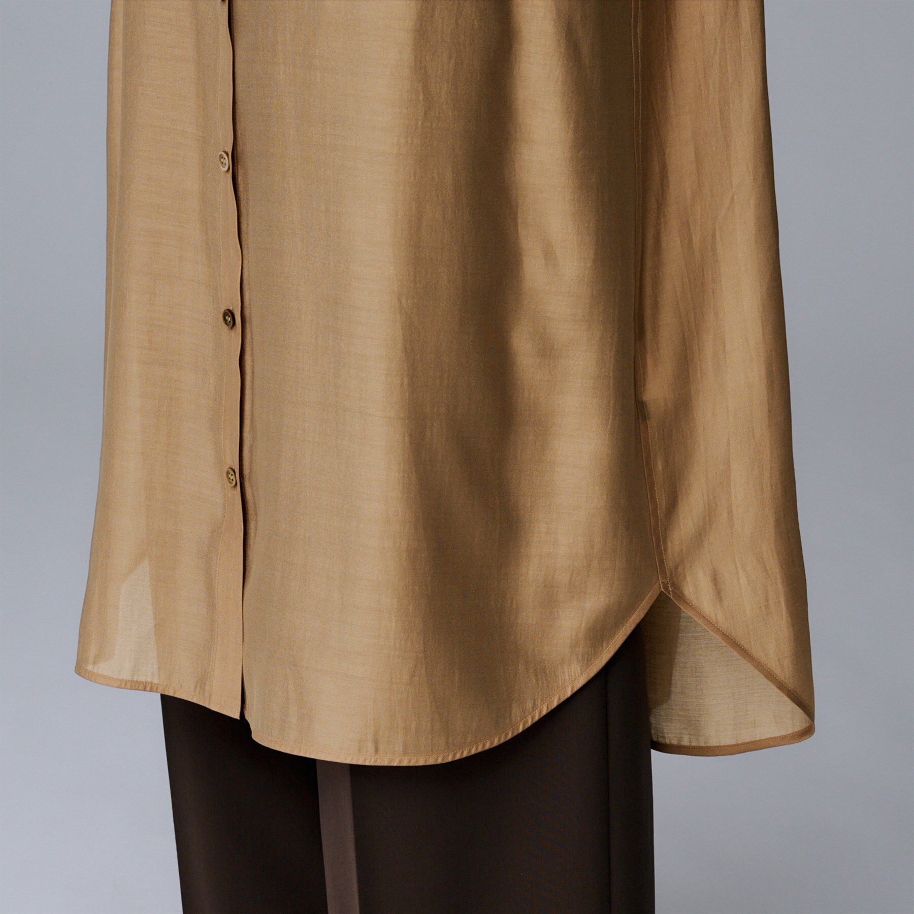 UNTITLED「【ニットと重ね着に/前開きボタン】シアーロングシャツ」|ワンピース|