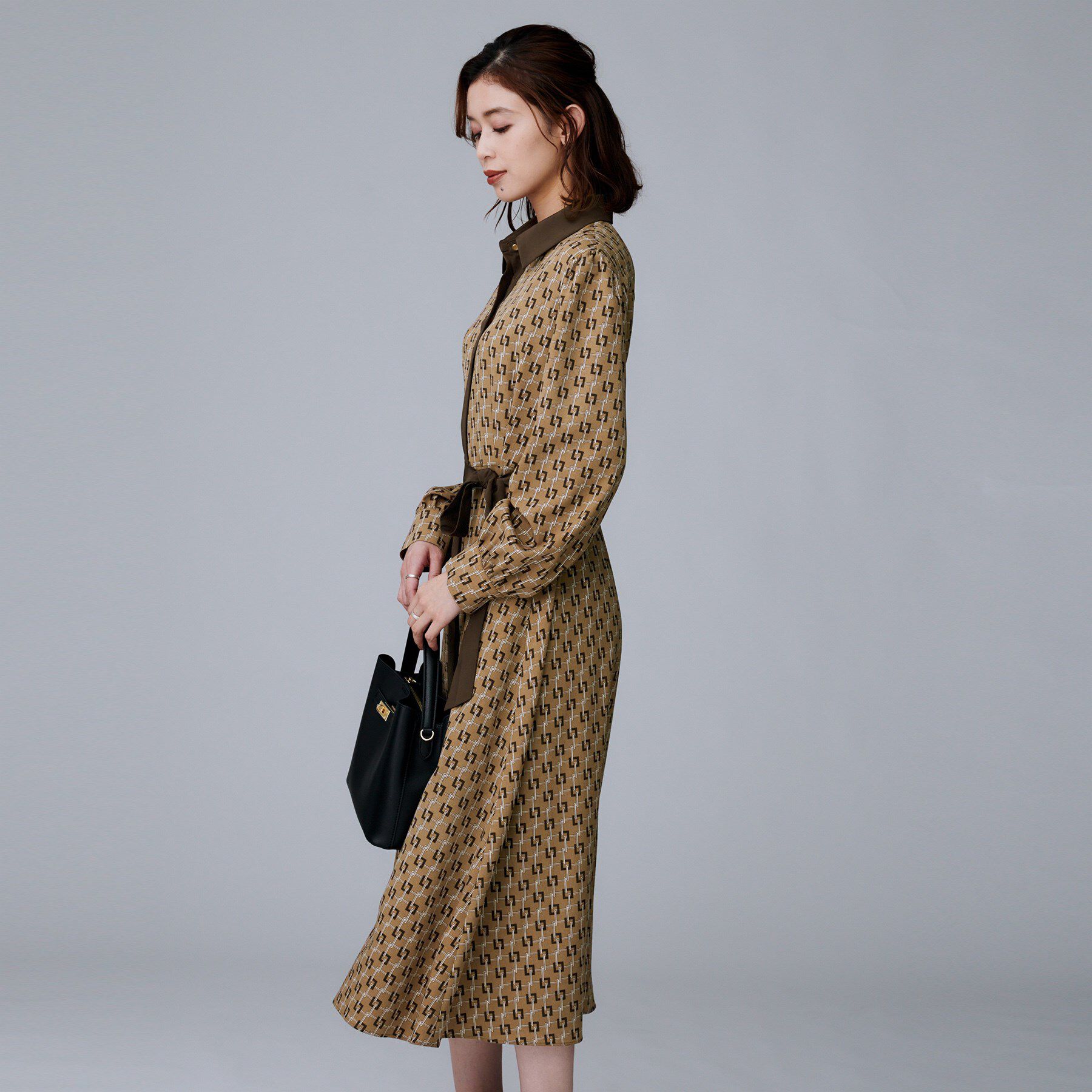 UNTITLED「【ウエストリボン/前開きボタン/レトロモダン】チェーン柄フレアワンピース」|ワンピース|