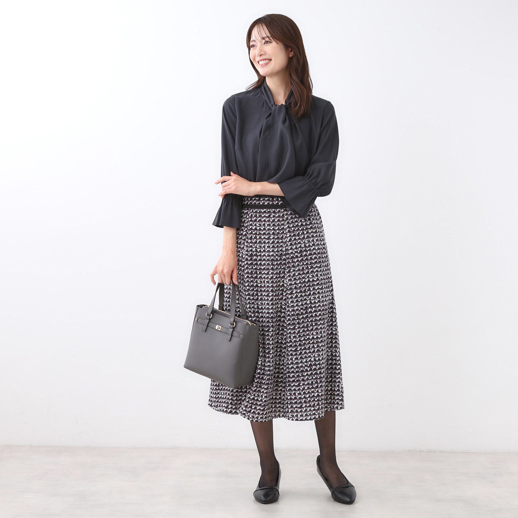 Reflect「【キレイめスタイル／通勤におすすめ◎】ボウタイシャンブレーカラーブラウス」|シャツ・ブラウス|