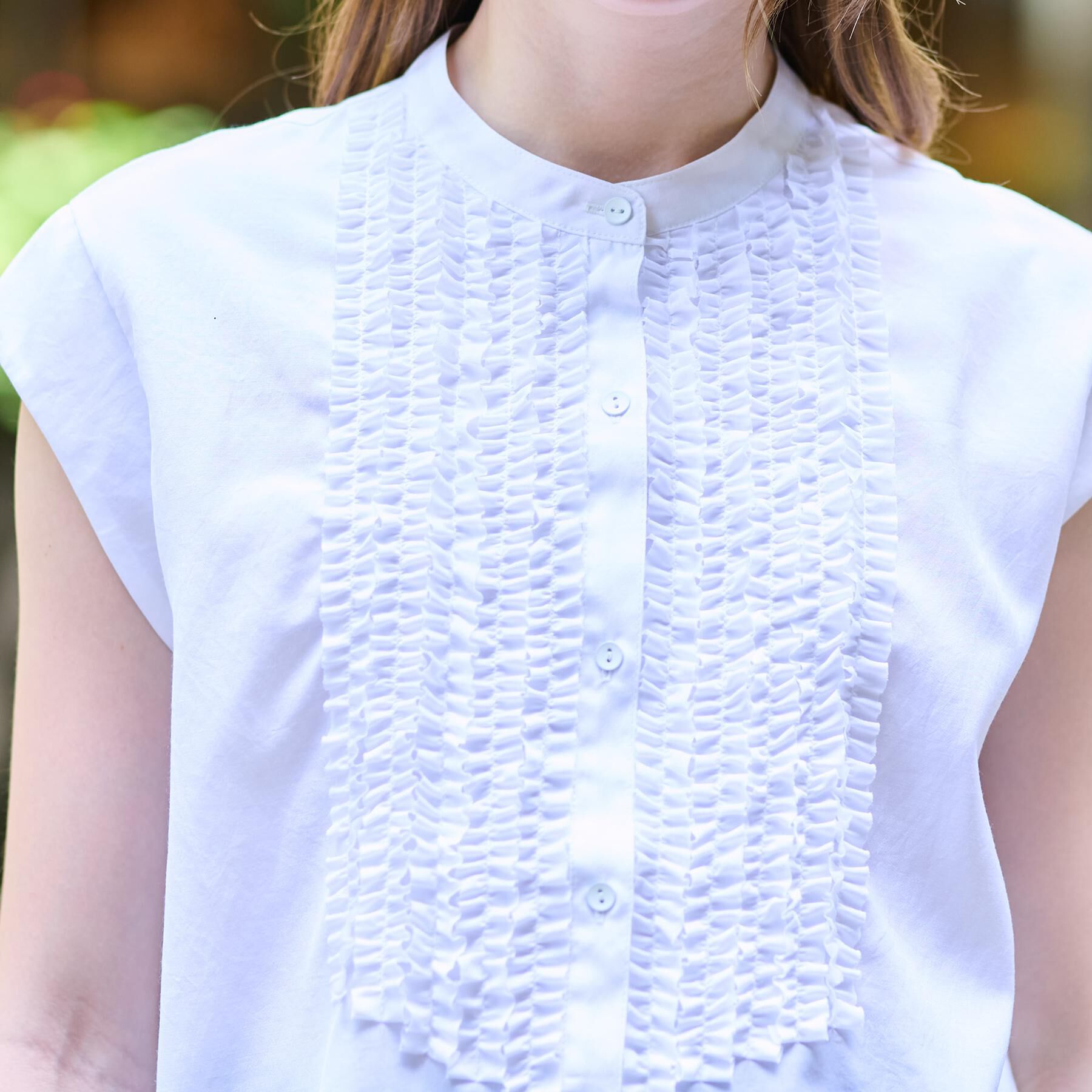 DRESSTERIOR「【撥水/UVカット/接触冷感】バンドカラーフレンチスリーブフリルブラウス」|シャツ・ブラウス|