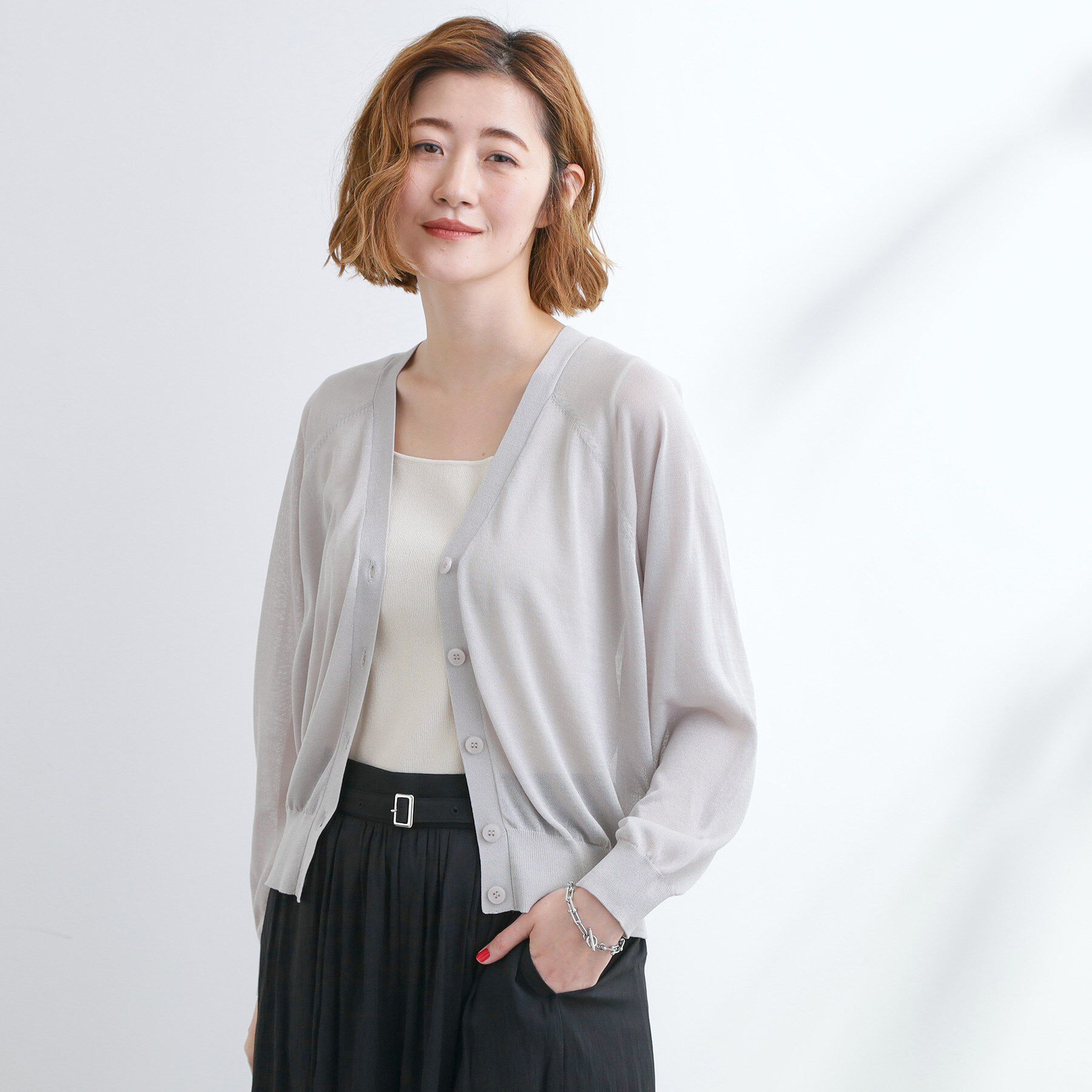 grove「さっと二の腕カバー　大人な抜け感シアーラグランVネックカーデ」|カーディガン|ライトグレー(011