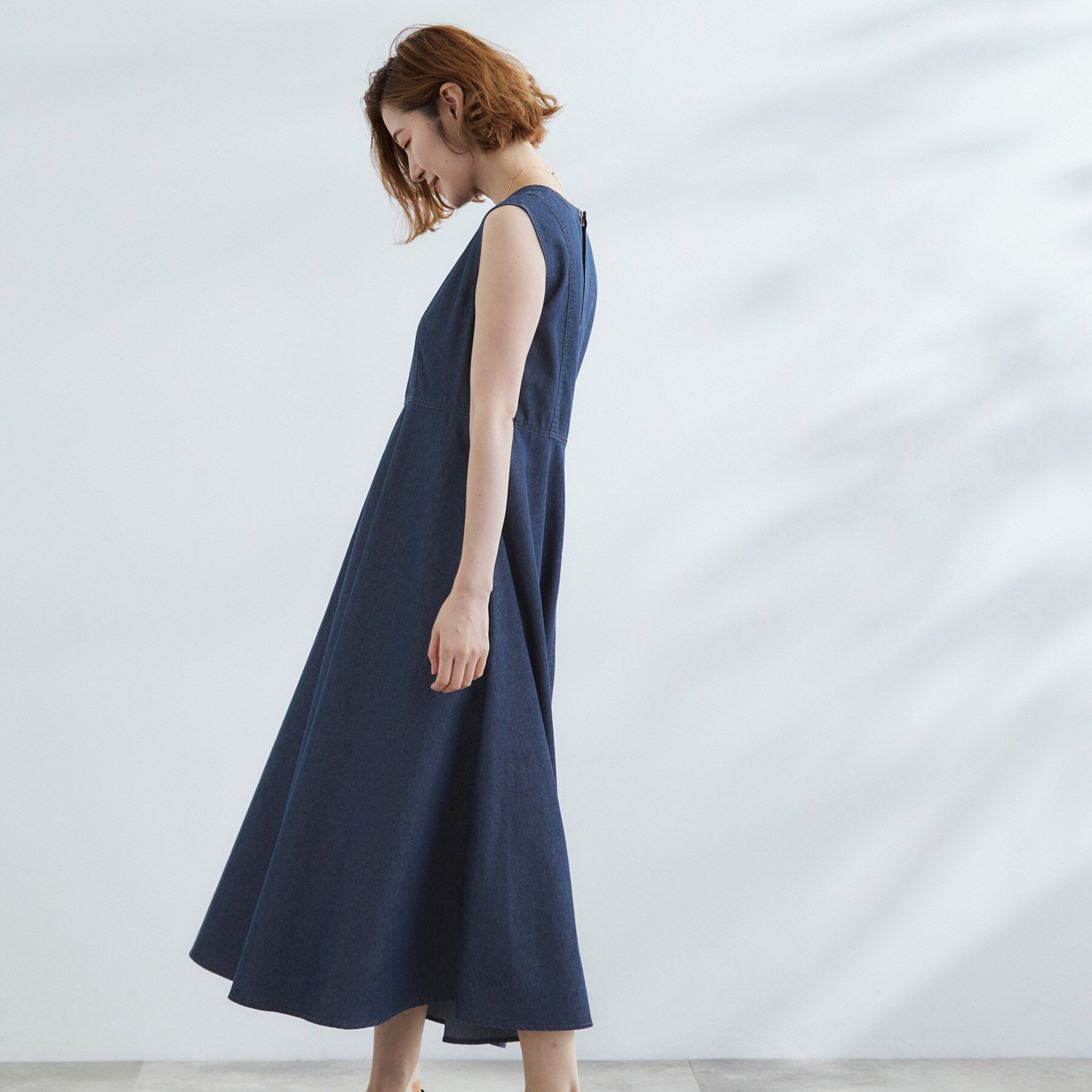 grove「すっきり見え 軽やかデニムノースリーブワンピース」|ワンピース|