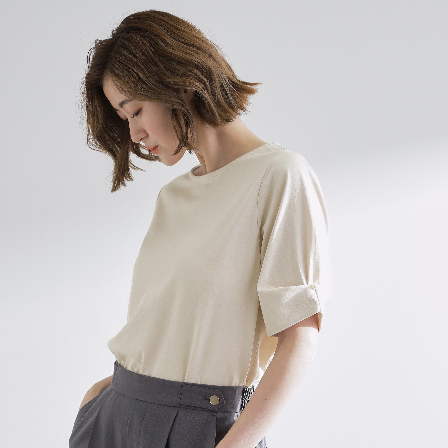 grove「きちんと感と女性らしさ、二の腕カバーが一枚で叶う　袖口パール調ボタンプルオーバー」|Tシャツ・カットソー|グレージュ(050)