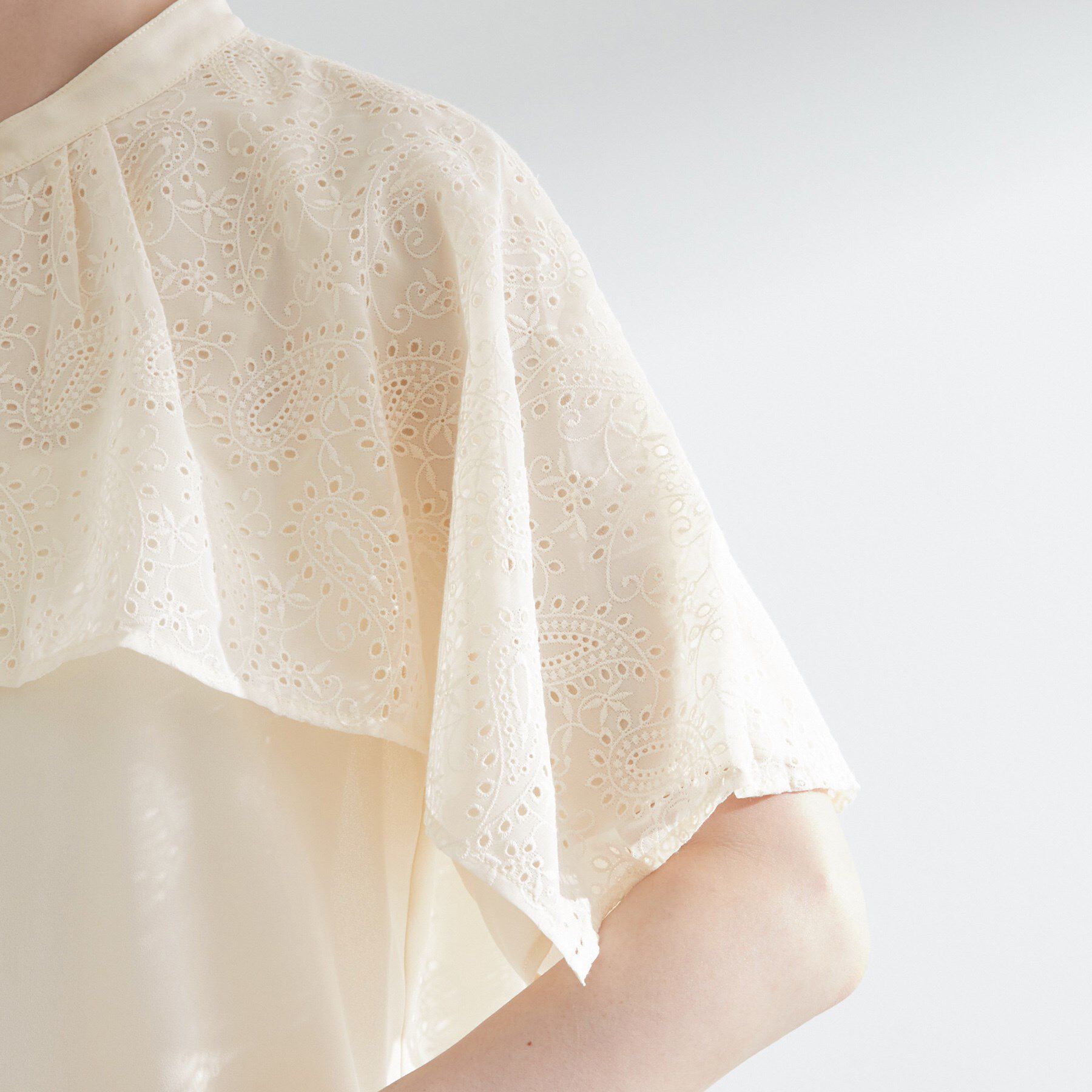 grove「透け感と刺繍で魅せる　ペイズリー刺繍ケープブラウス」|シャツ・ブラウス|