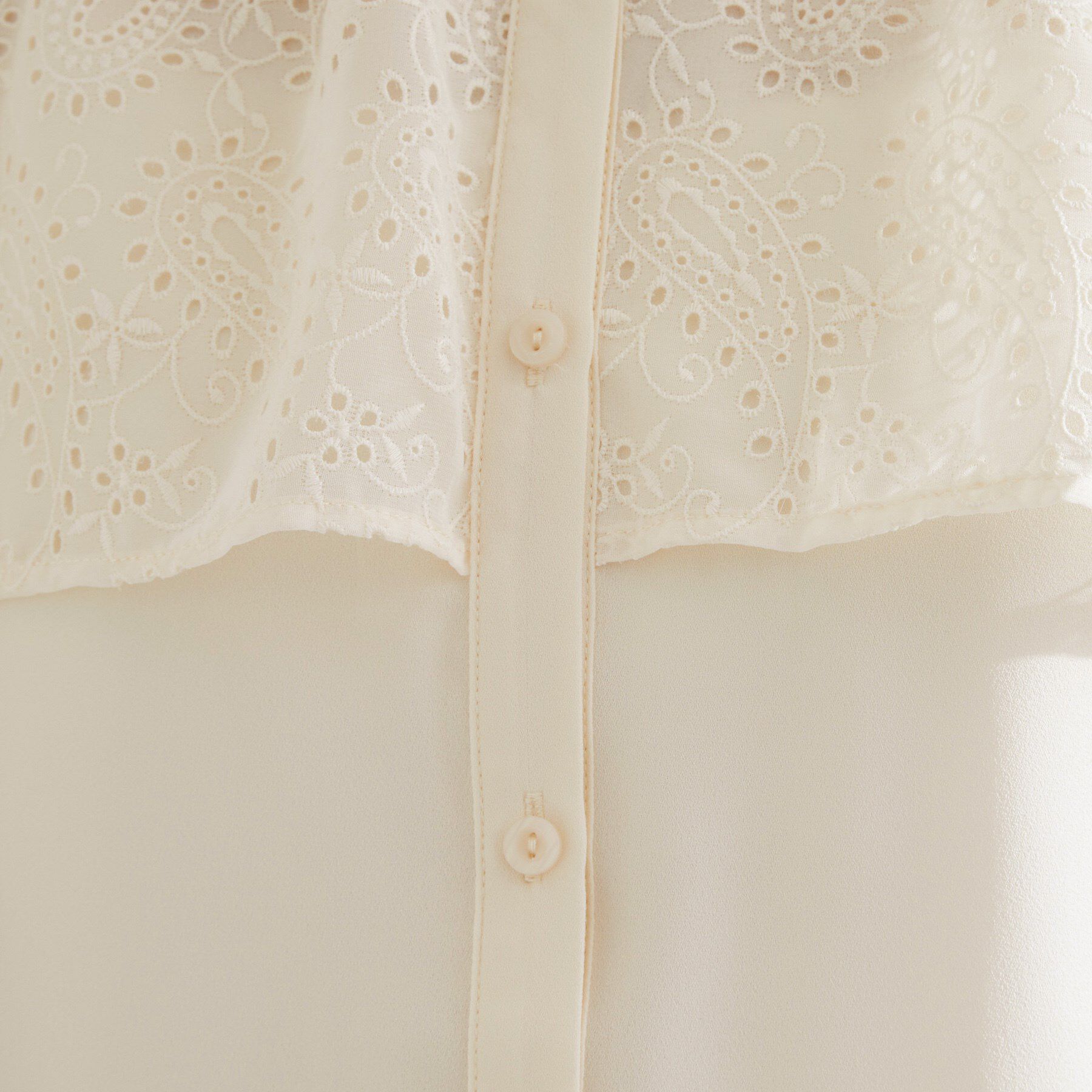 grove「透け感と刺繍で魅せる　ペイズリー刺繍ケープブラウス」|シャツ・ブラウス|