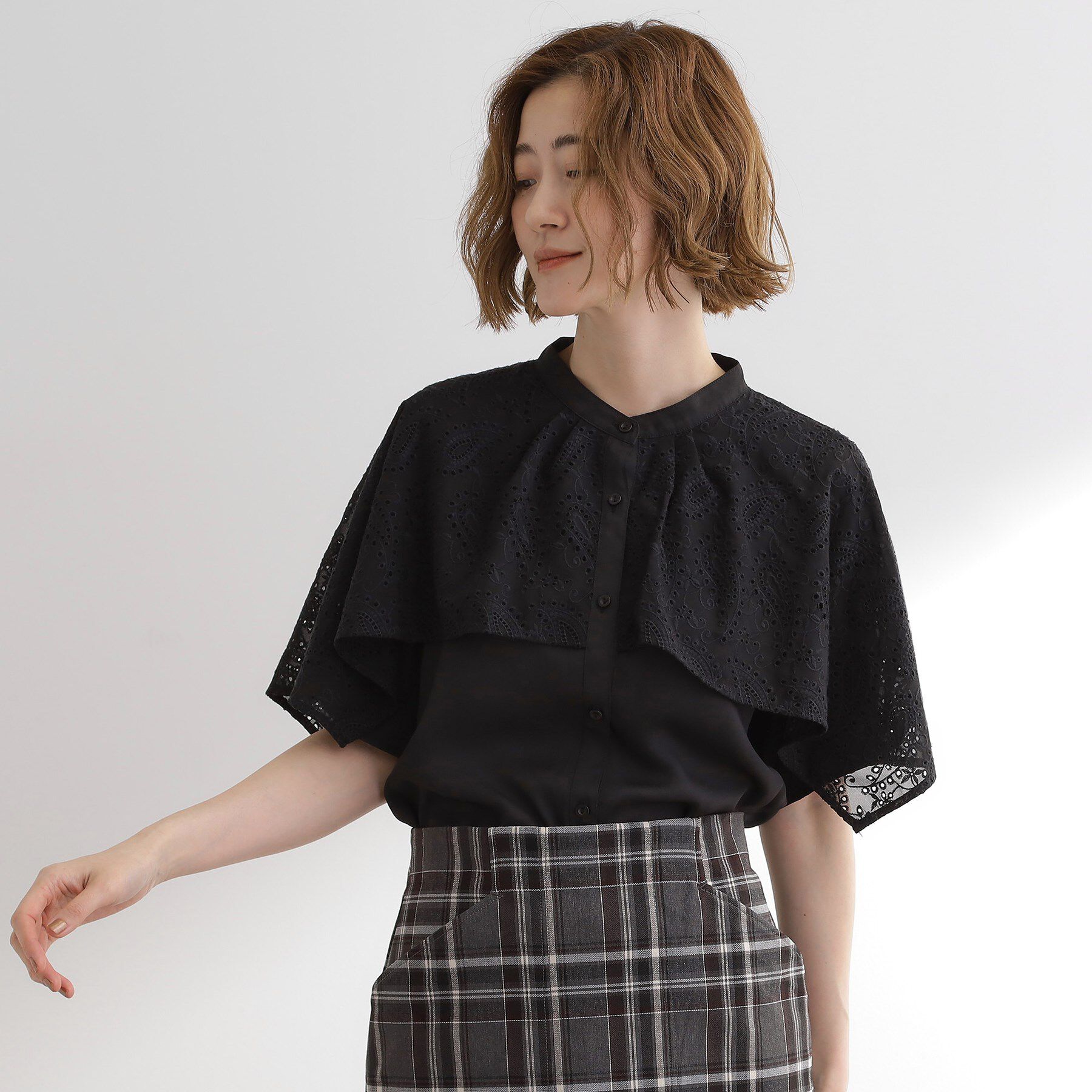 grove「透け感と刺繍で魅せる　ペイズリー刺繍ケープブラウス」|シャツ・ブラウス|