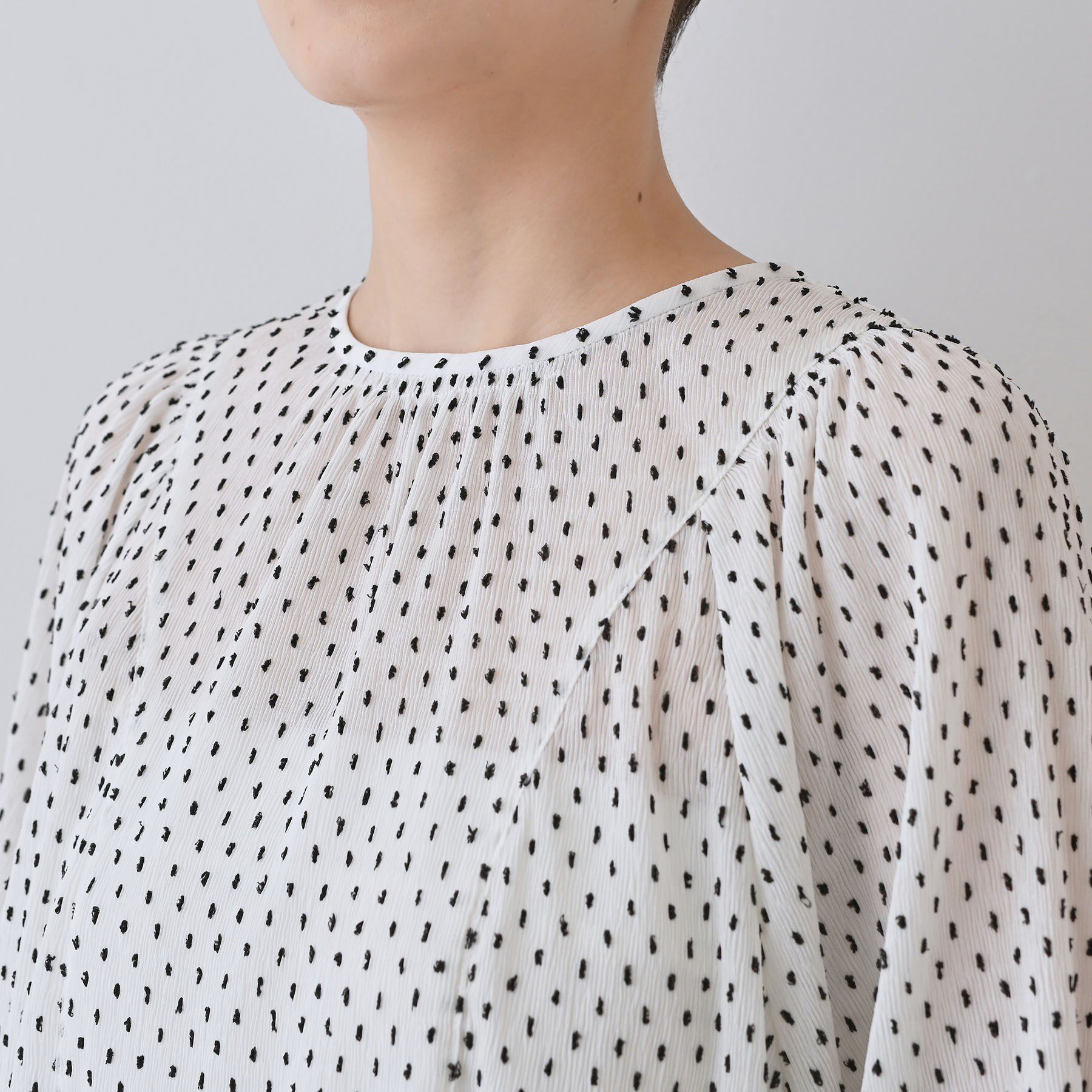 INDIVI「【洗える／ドット柄／凹凸素材】袖コンシャスドルマンブラウス」|シャツ・ブラウス|