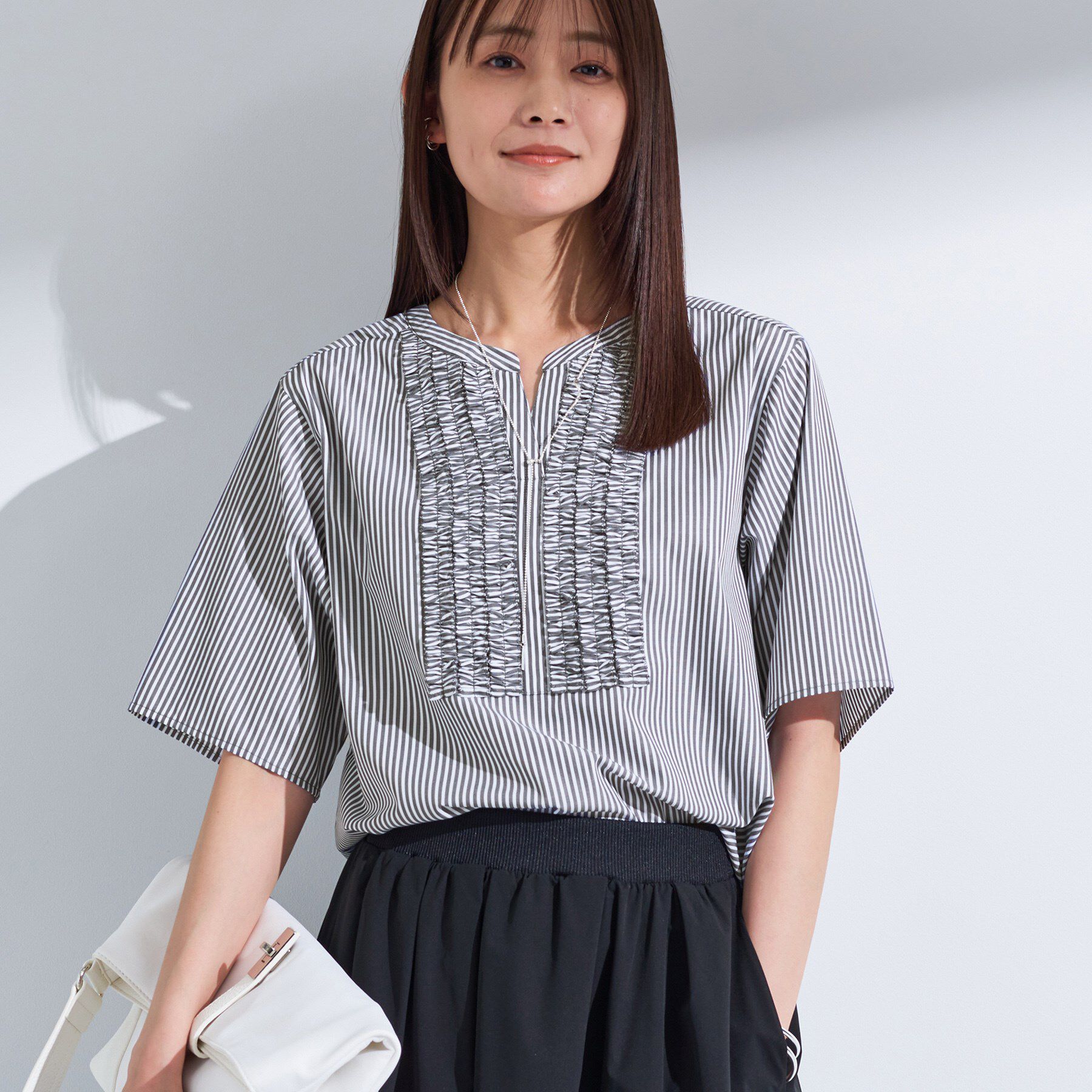 INDIVI「【洗える】胸元タックフリルブラウス」|シャツ・ブラウス|グレー(312)