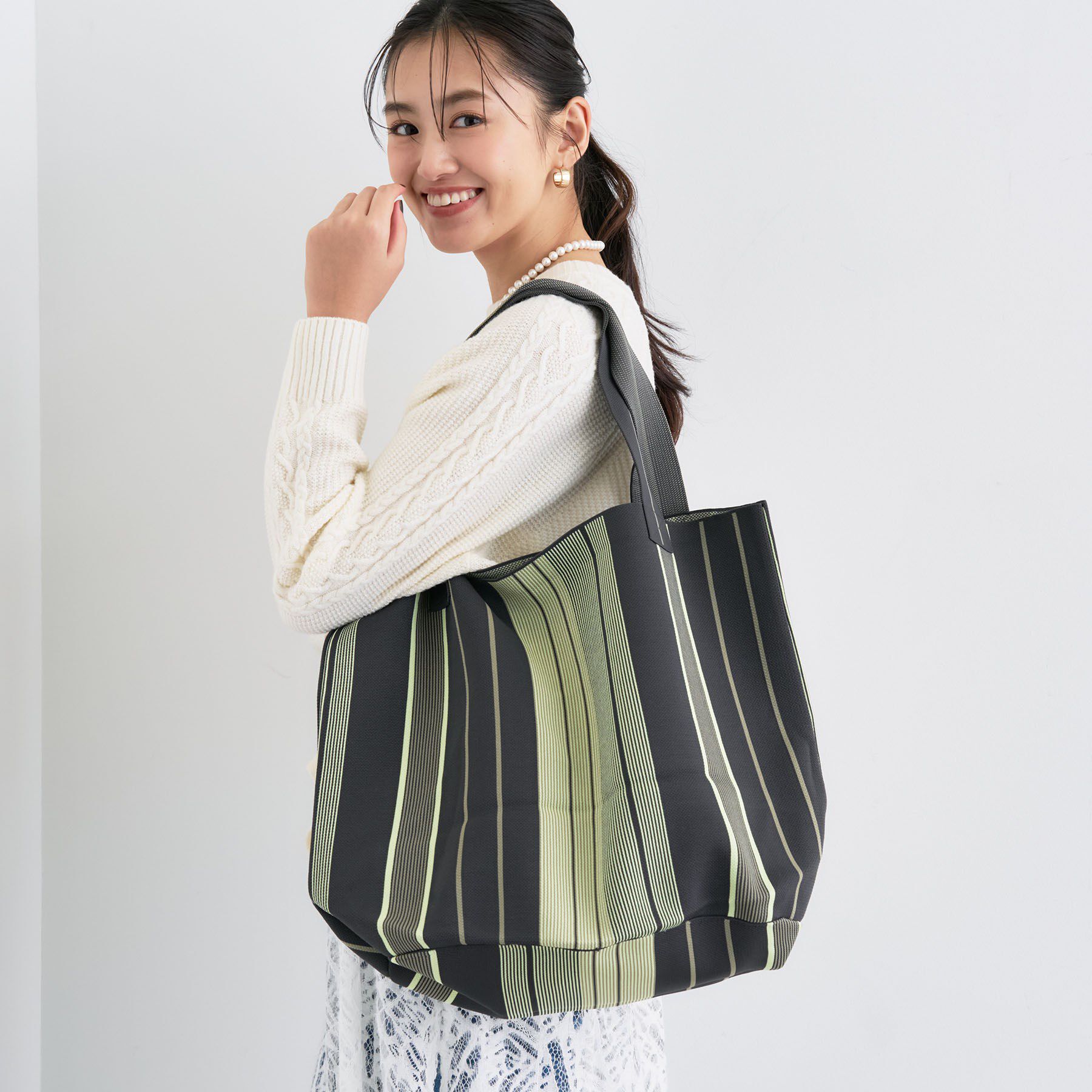 INDIVI「【選べる柄／WEB限定カラー】ビッグニットバッグ」|トートバッグ|チャコールグレー(3