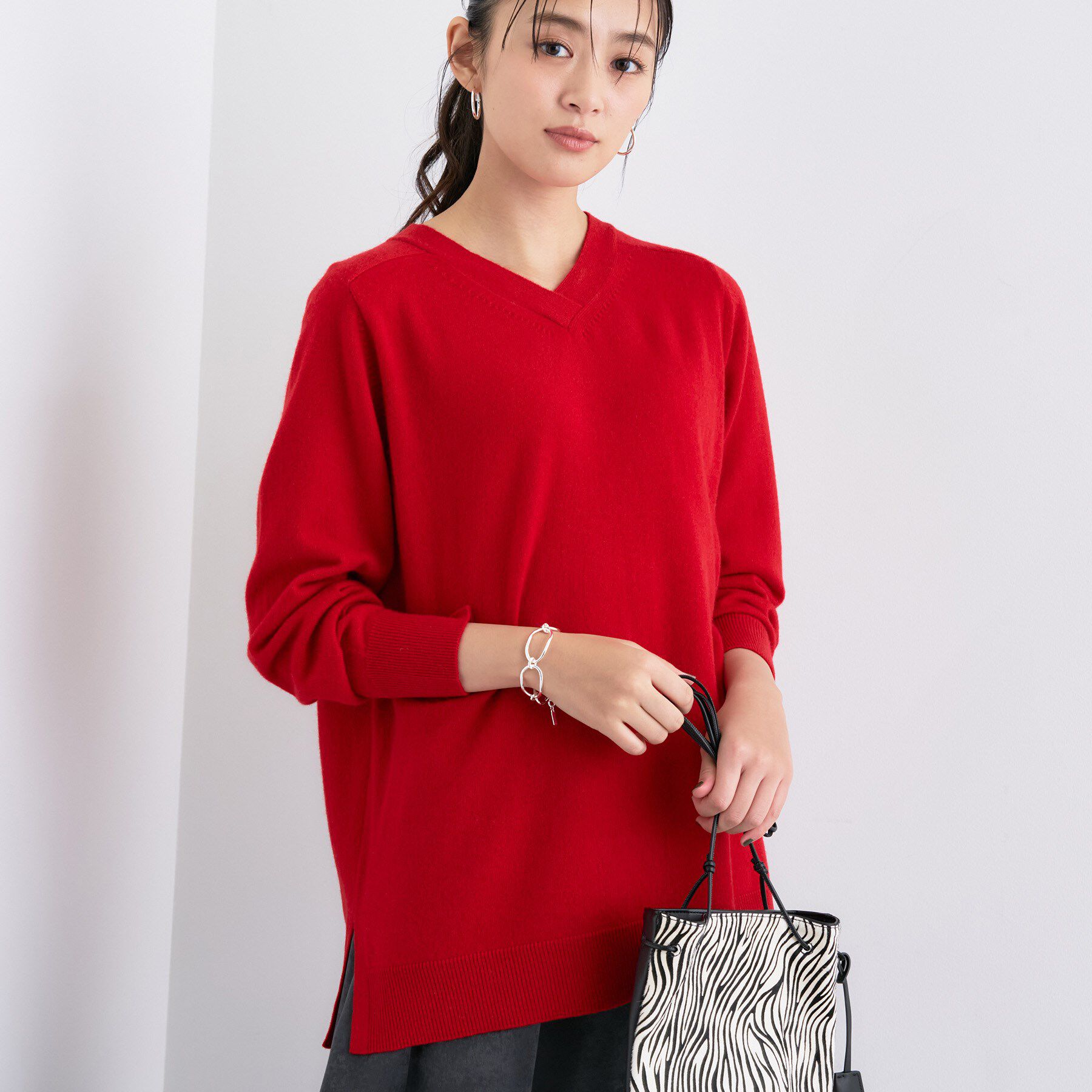 INDIVI「【洗える／チュニック丈／カシミヤ混】スリットデザインVネックニット」|ニット・セーター|レッド(062)