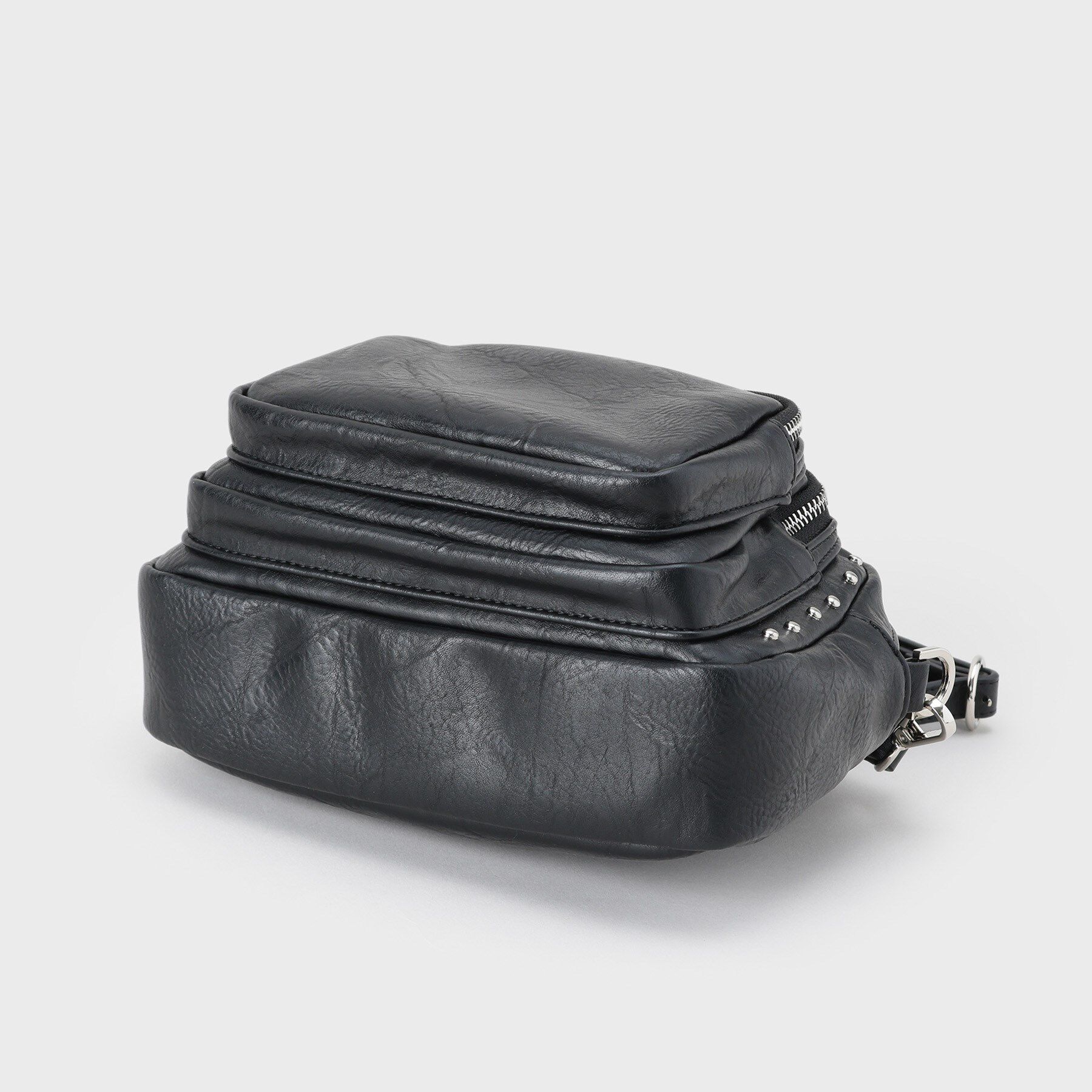 tk.TAKEO KIKUCHI「【スタッズシリーズ】ショルダーバッグ」|ショルダー・メッセンジャー|