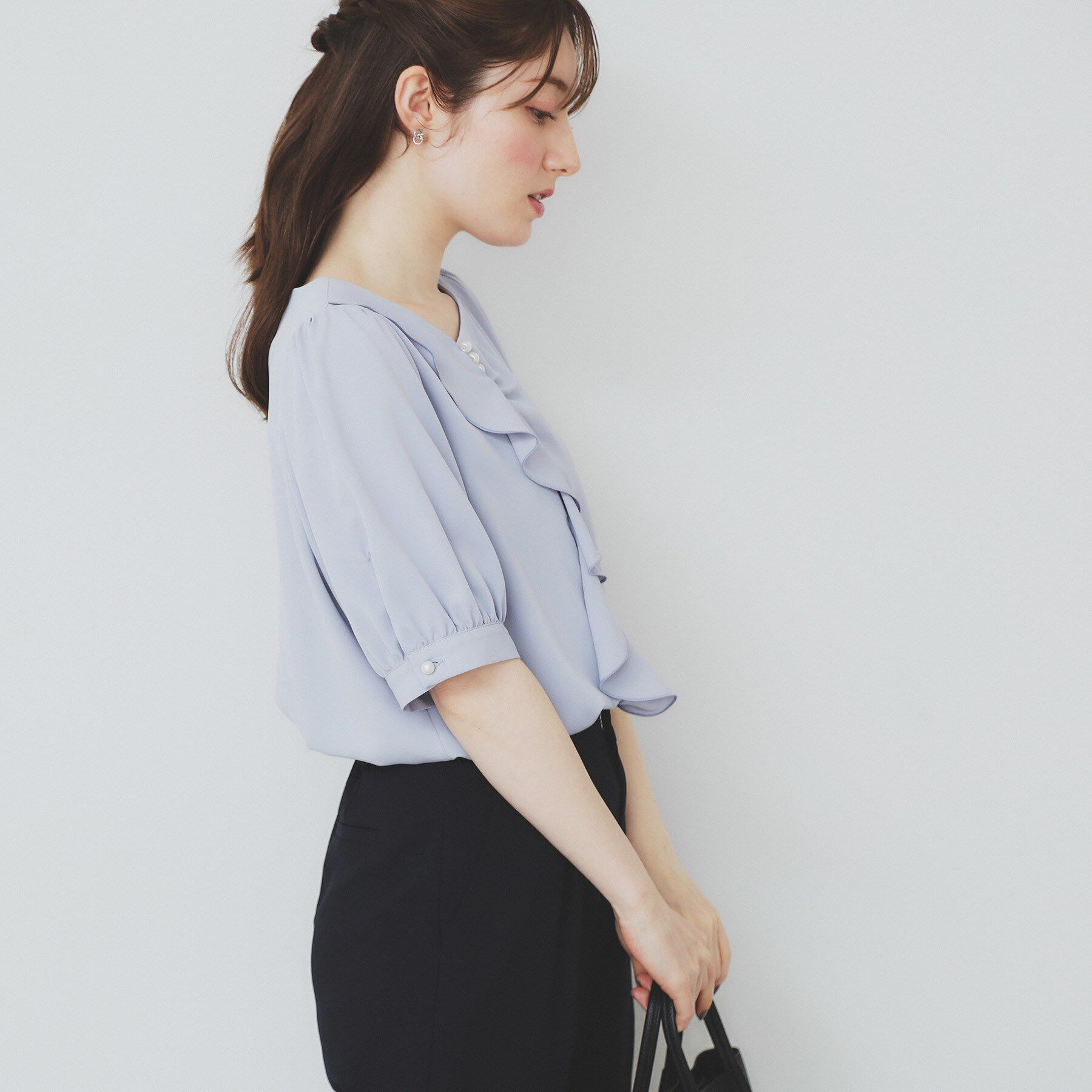 index「アシメフリルパール調ブラウス【洗濯機洗い可/イージーアイロン】」|シャツ・ブラウス|