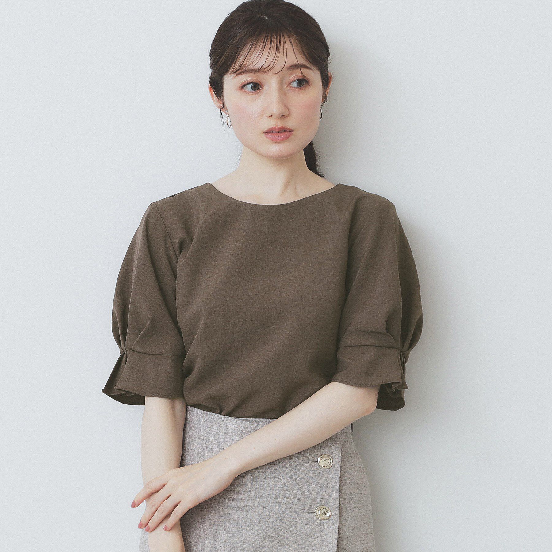 index「《8色展開/XS-LLサイズ》タックパフスリーブブラウス【洗濯機洗い可/吸水速乾/防シワ/抗ピル】」|シャツ・ブラウス|ブラウン(043)